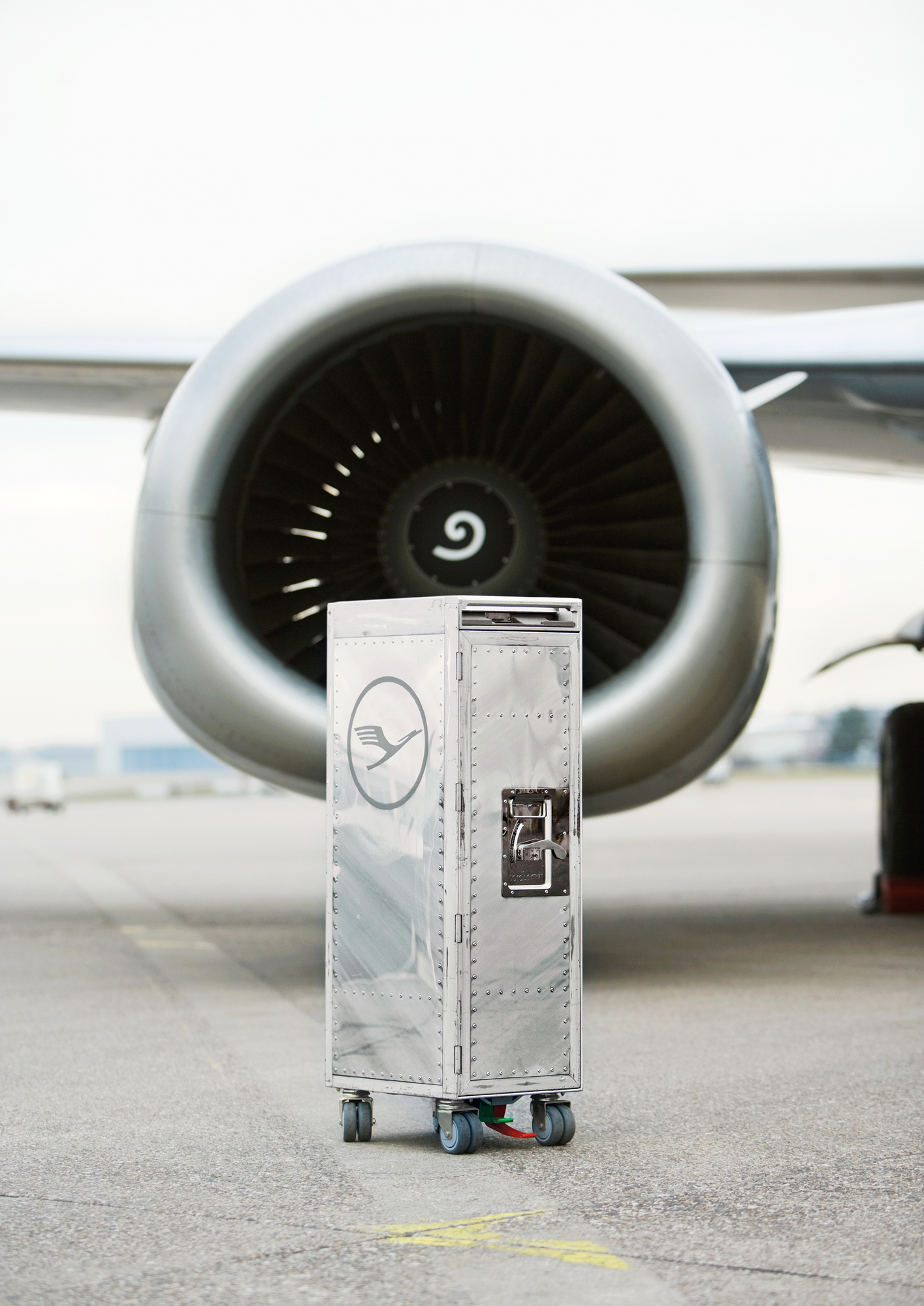 Rivet Rocker New Flugzeugtrolley Lufthansa Bordbar
