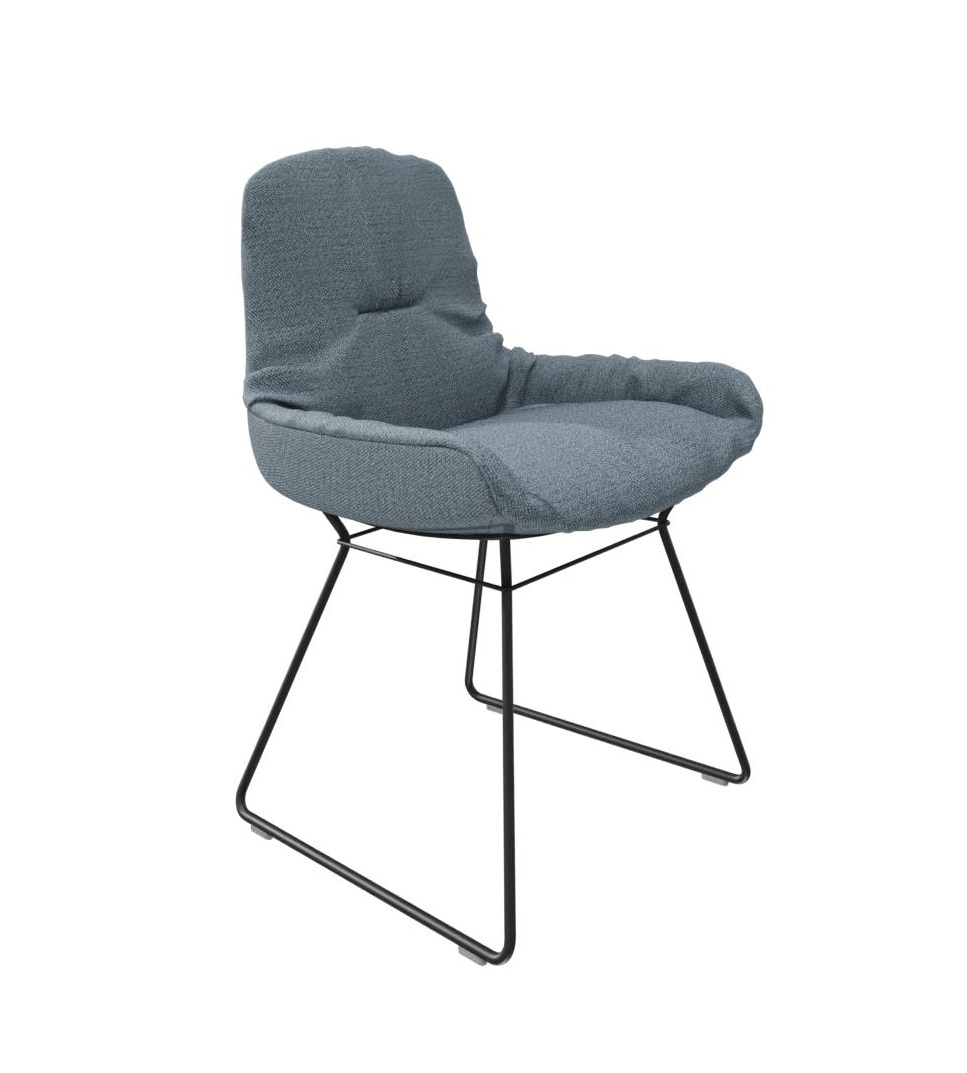Leya Stuhl niedrige Armlehne Stoff Safire Freifrau Manufaktur VORZUGSKOMBINATION Leya Stuhl mit niedrigen Armlehnen, Safire Stoffbezug und schwarzem Drahtgestell. Designstuhl von Freifrau Manufaktur.