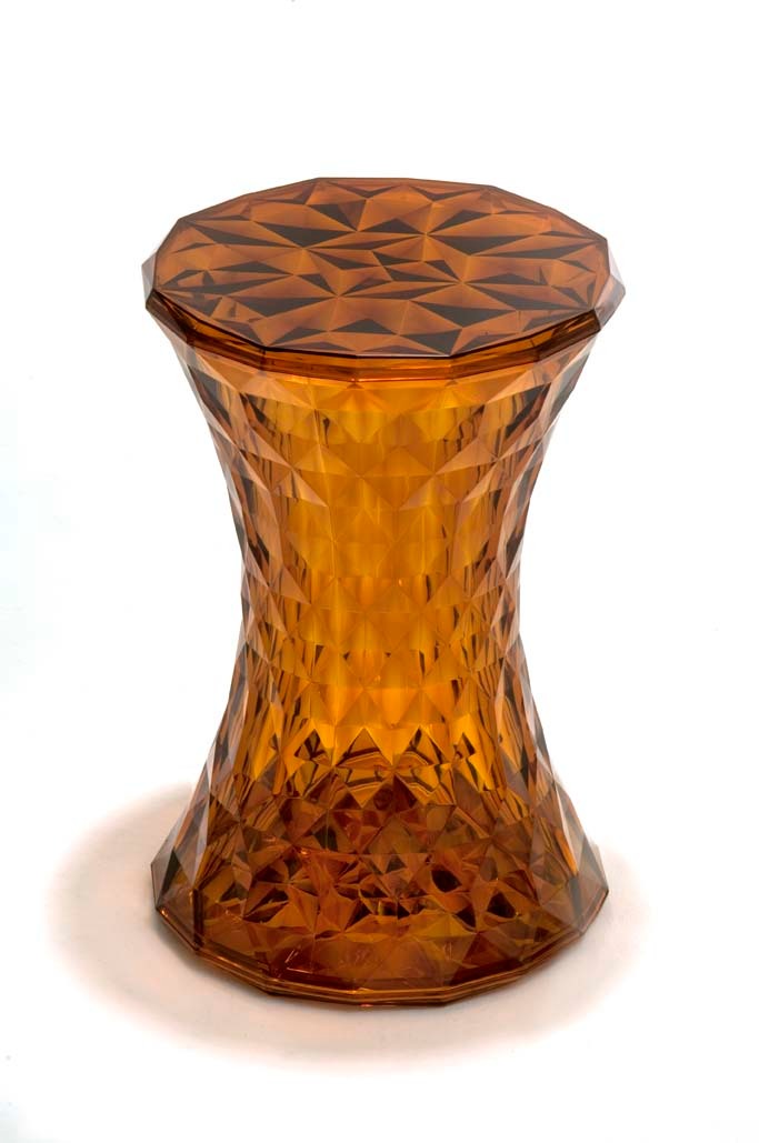 Bernsteinfarbener Stone Hocker von Kartell mit facettenreichem Design für Wohnzimmer und Garten.