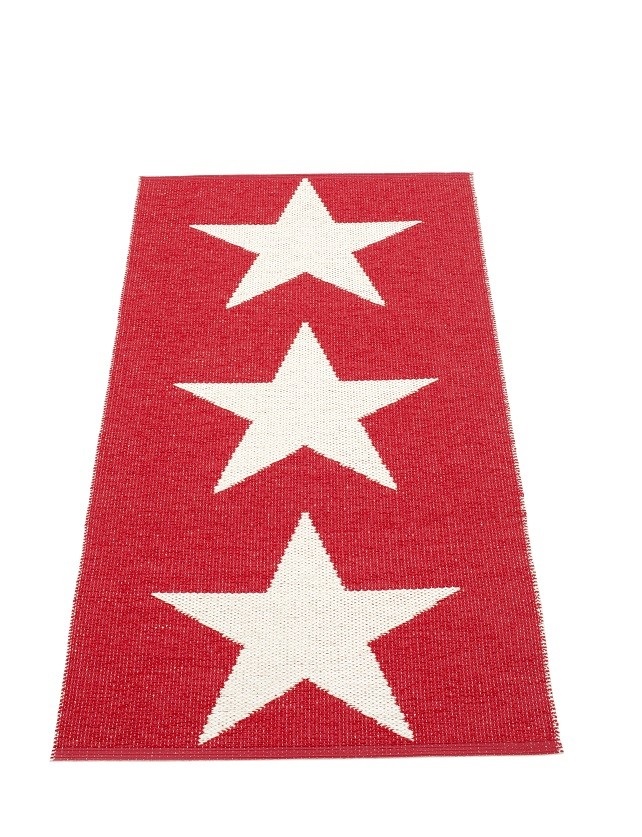 Roter Viggo One Kunststoffteppich von Pappelina, 70x150 cm, mit drei weißen Sternen.