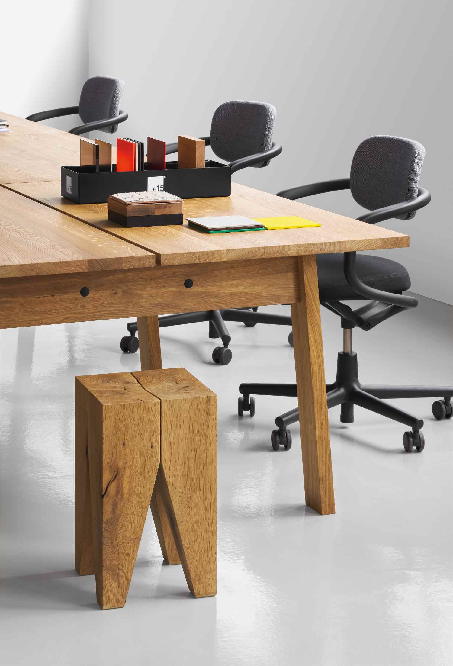 Backenzahn Hocker / Tischchen e15