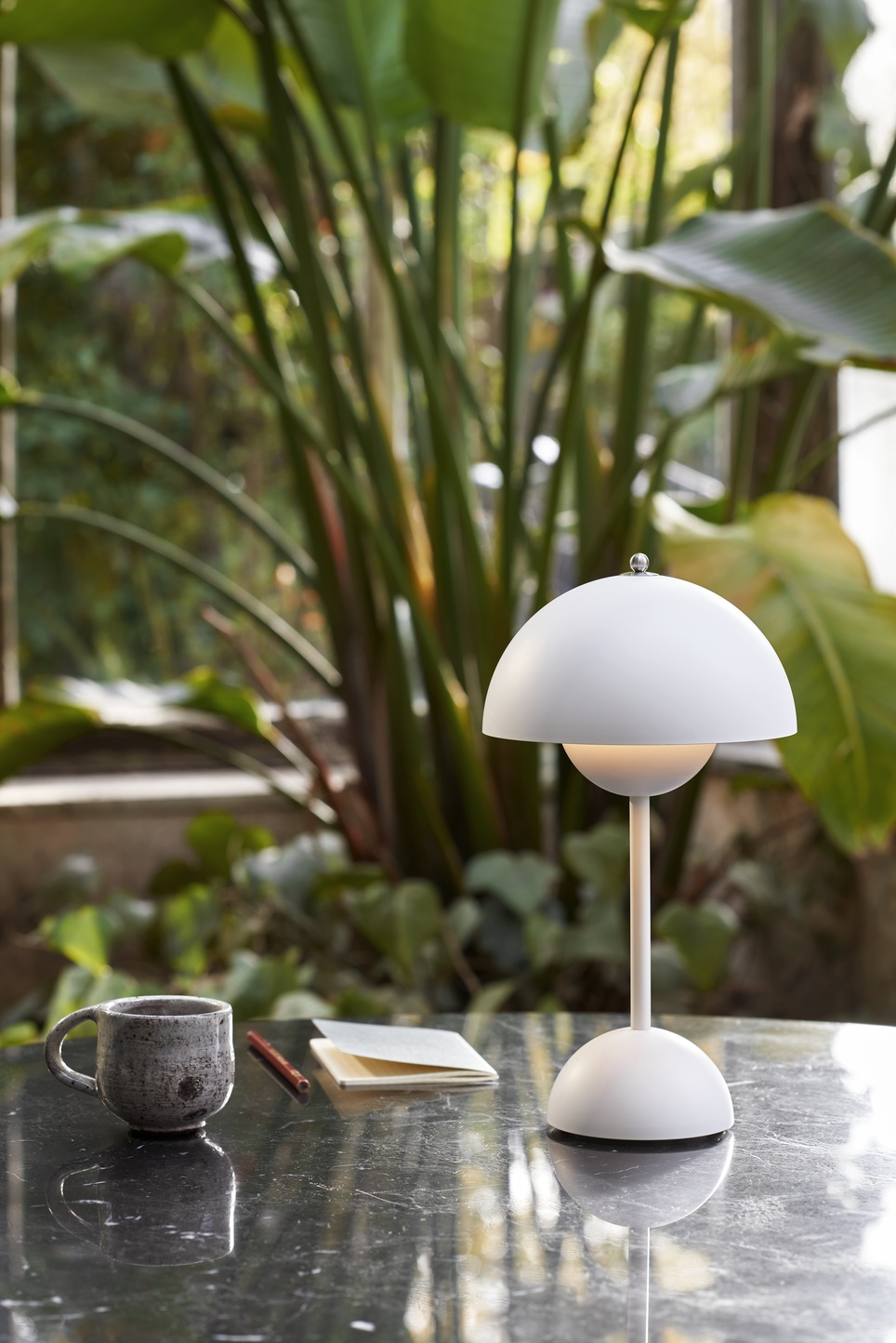 Flowerpot VP9 Portable Akkuleuchte / Tischleuchte mit USB AndTradition Weiß matt