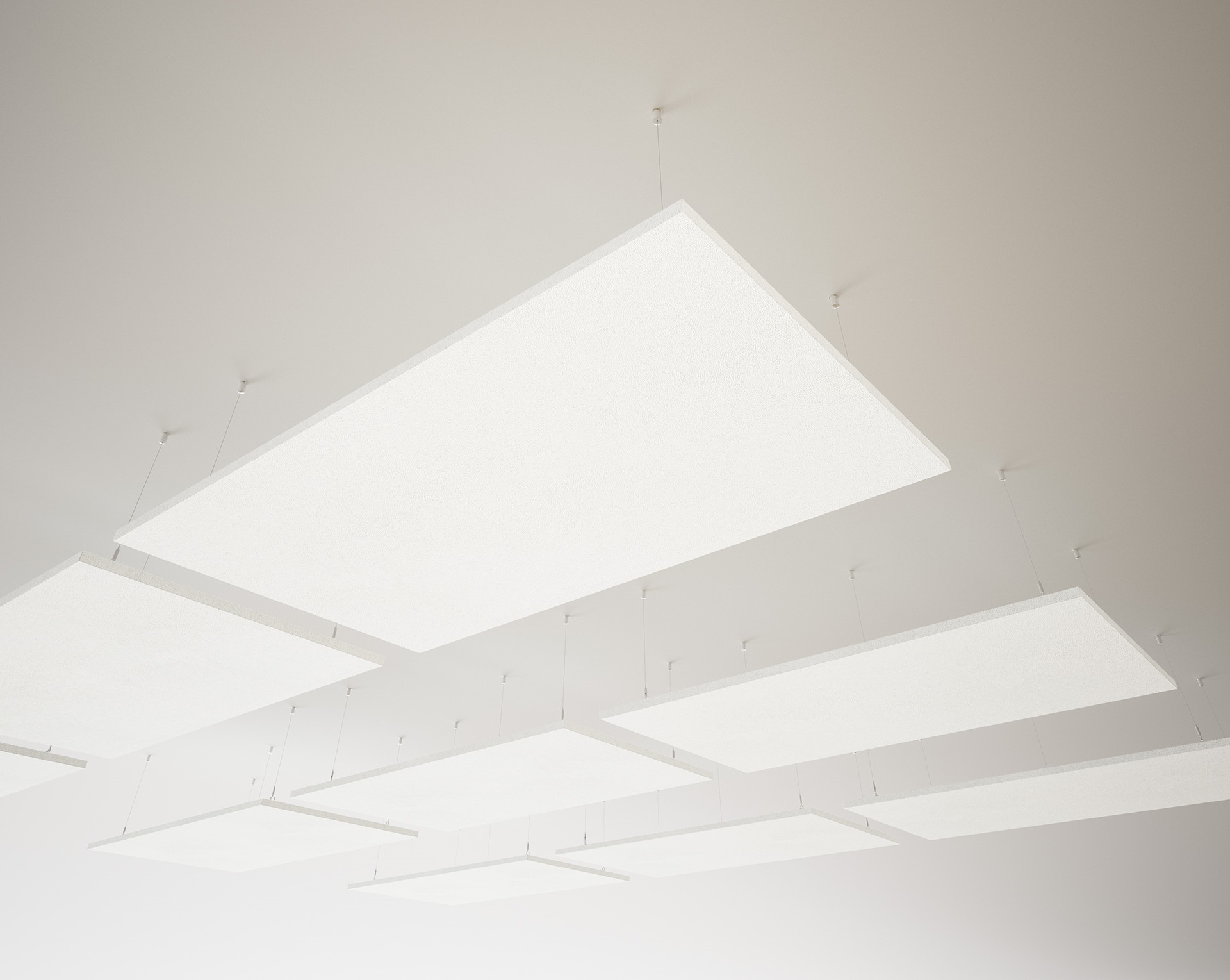 Weiße Terio Akustikpaneele von Palmberg, horizontal an einer Decke befestigt, für bessere Raumakustik im Büro.