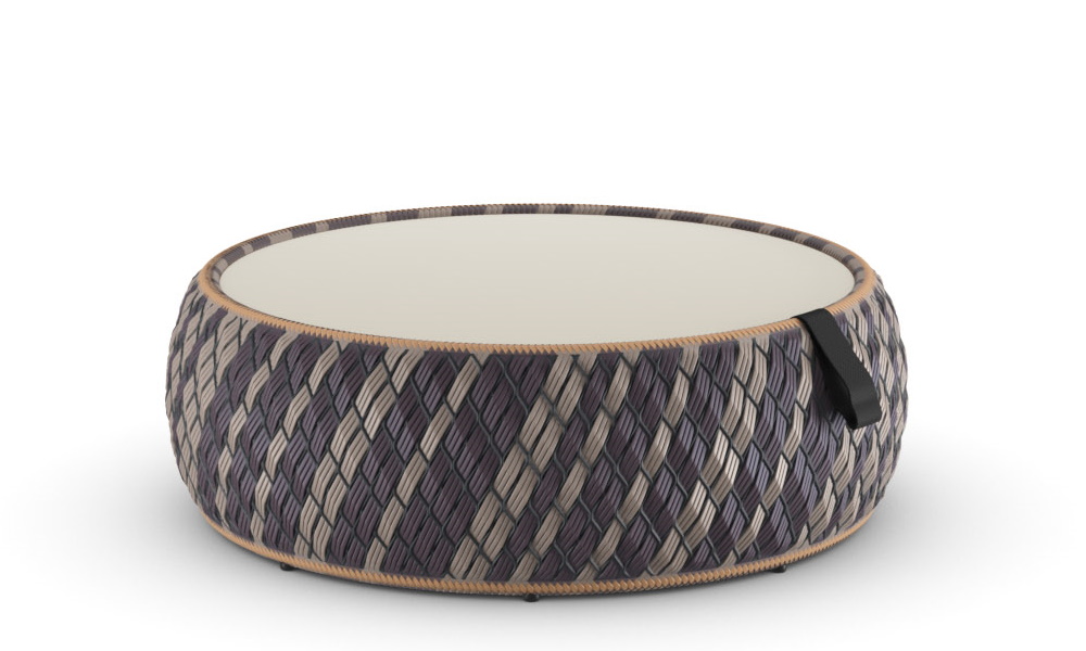 Runder Dala Kaffeetisch von Dedon mit geflochtenem Design und heller Tischplatte für den Außenbereich.