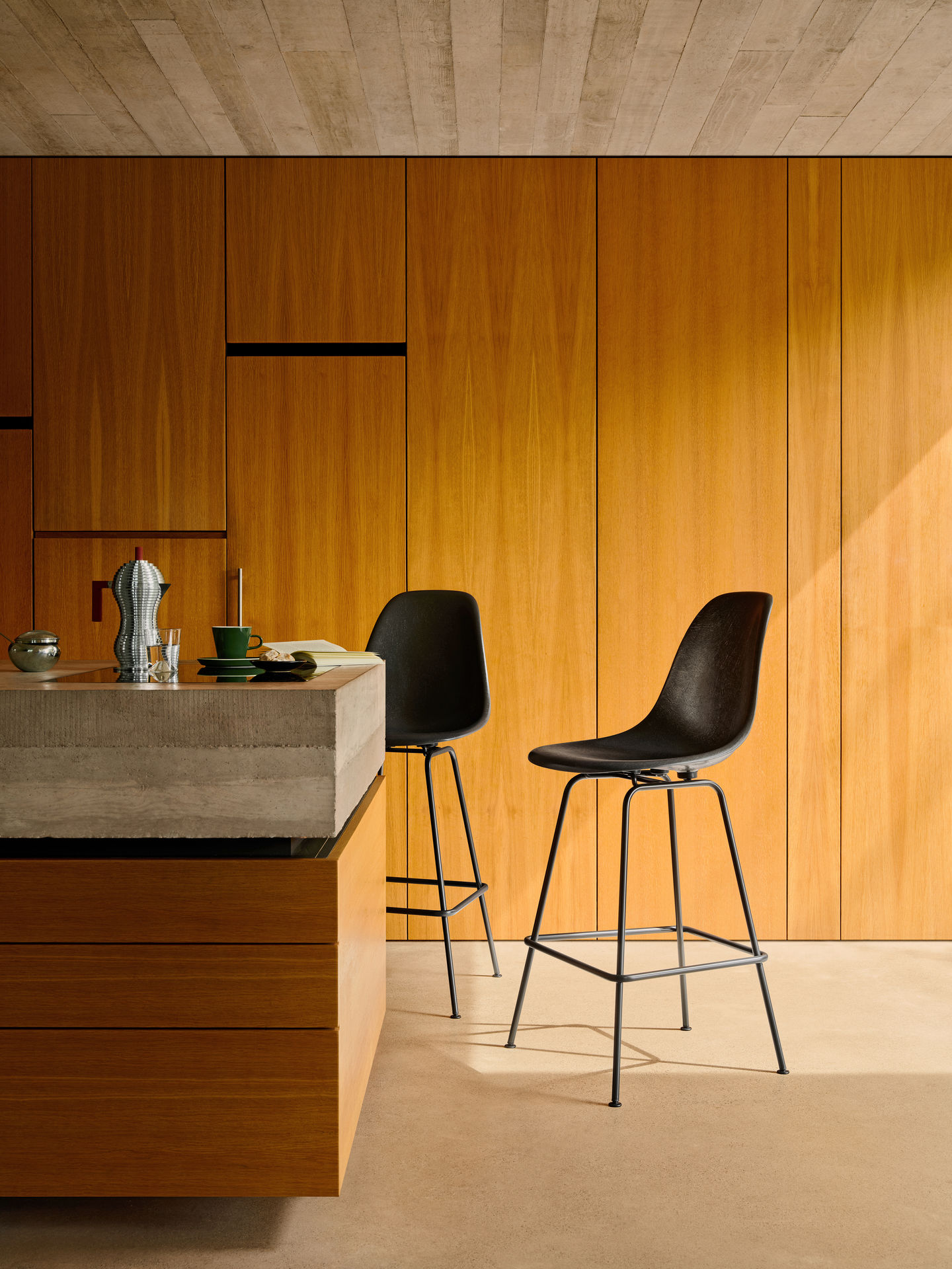 Eames Fiberglass Bar Stool Medium Barhocker mit Sitzpolster Vitra