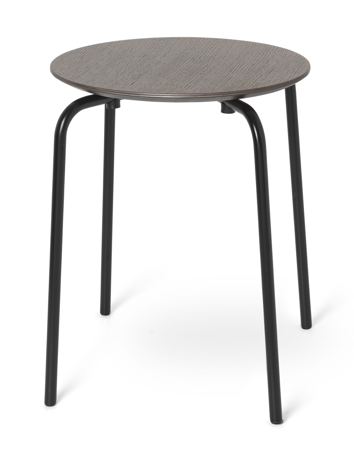Herman Hocker von Ferm Living: Runder Hocker mit dunkler Eichenholzplatte und schwarzem Metallgestell.