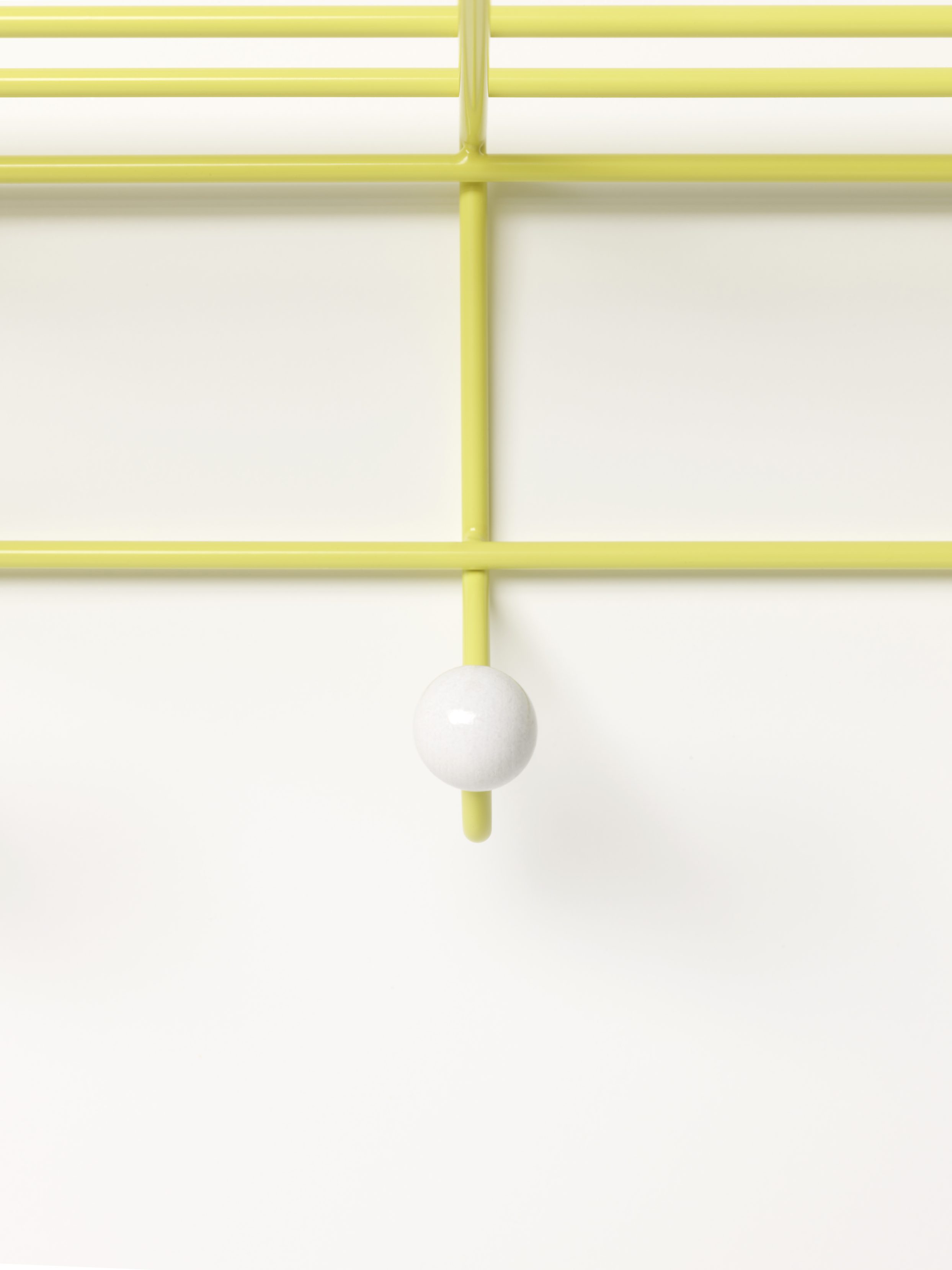 Gelbe Design-Garderobe mit weißem Haken, Teil der DZ 05 Garderoben Kollektion.