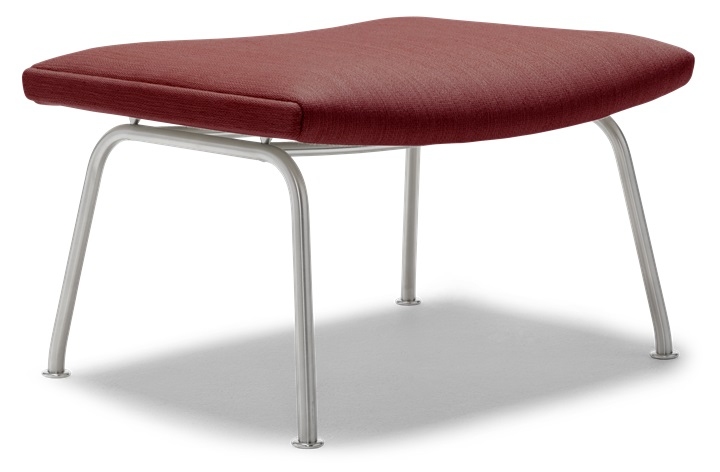 CH446 Fußhocker von Carl Hansen & Søn, Mood 8101, roter Stoffbezug und Stahlgestell.