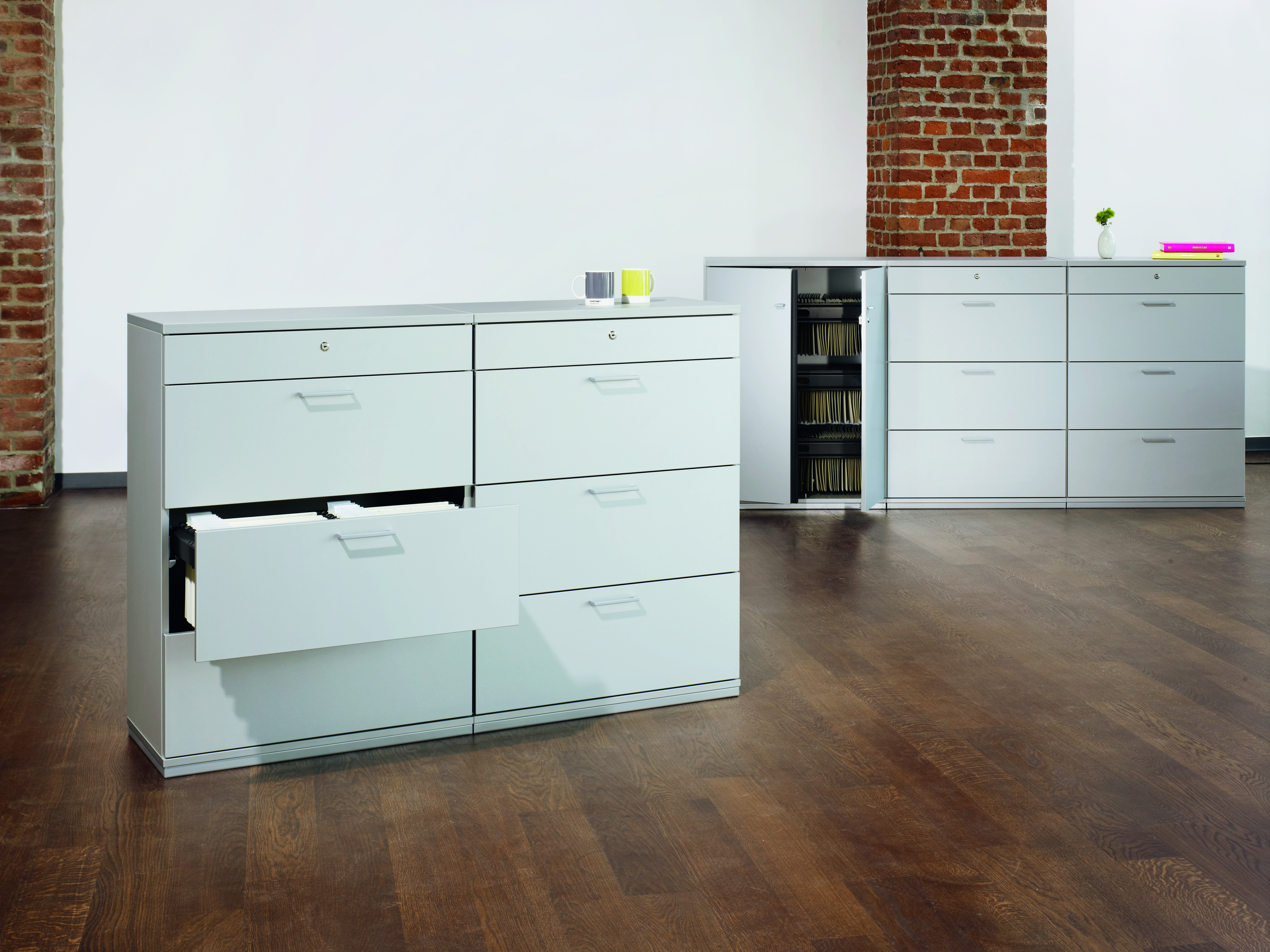 Acta Schiebetürenschrank von König+Neurath: Grauer Büroschrank mit Schubladen und Schiebetüren für Büroorganisation und Aktenlagerung.