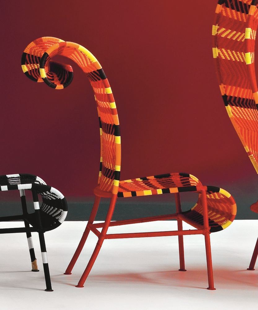 Farbenfroher Sunny Stuhl aus der M' Afrique Collection von Moroso, geflochten und mit hohem, geschwungenem Rücken.