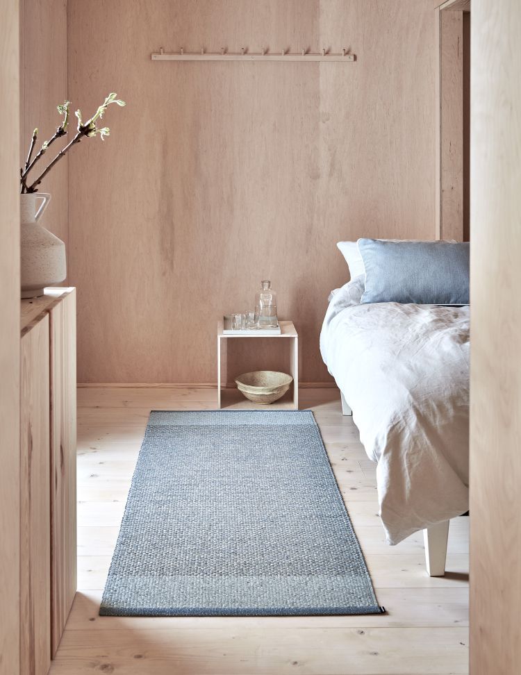 Edit Teppich 60 x 85 cm TAUBENBLAU / RAUCHBLAU / STONE Pappelina EINZELSTÜCK