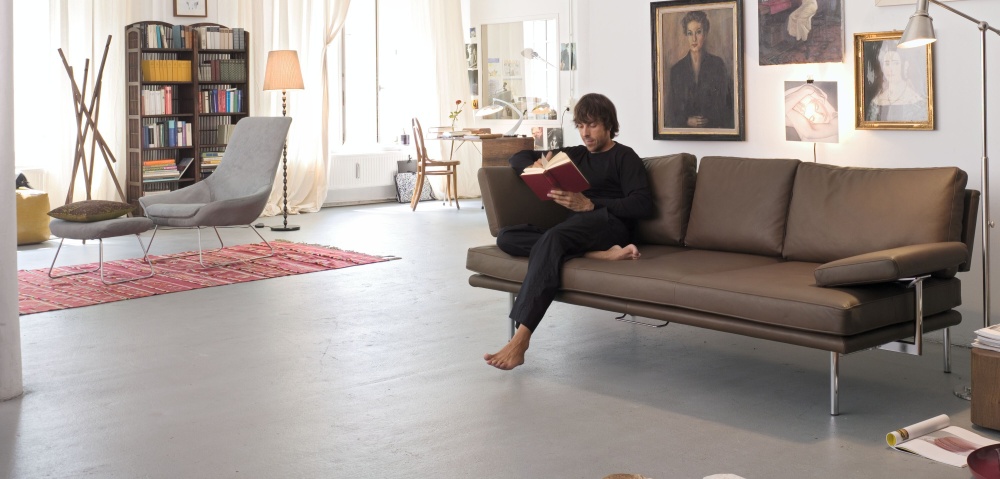 LIVING PLATFORM Sofa mit zwei Funktionsarmlehnen Walter Knoll