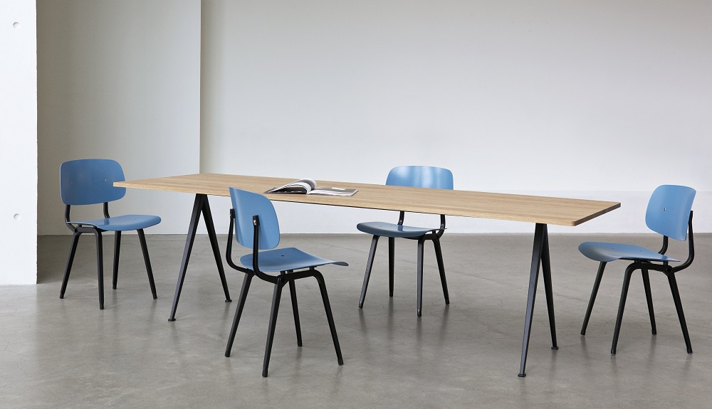 Pyramid Table 02 Esstisch Hay Eiche geräuchert schwarz B 190 x T 85 Pyramid Table 02 Esstisch Hay Eiche geräuchert schwarz B 190 x T 85