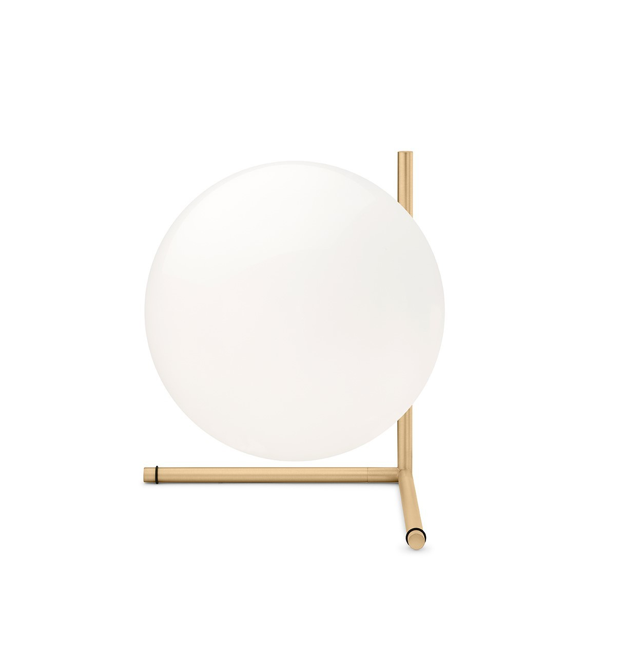 IC Lights Tischleuchte mit Messinggestell und opalweißem Diffusor für stimmungsvolle Beleuchtung im Wohnbereich.