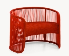 Roter Husk S Hocker von Moroso: Design Sessel mit geflochtener Rückenlehne und Sitzkissen.