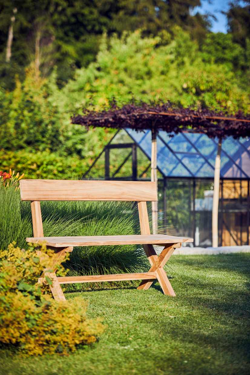 Meran Bank von Jan Kurtz im Garten, eine stilvolle Holzbank für den Außenbereich.