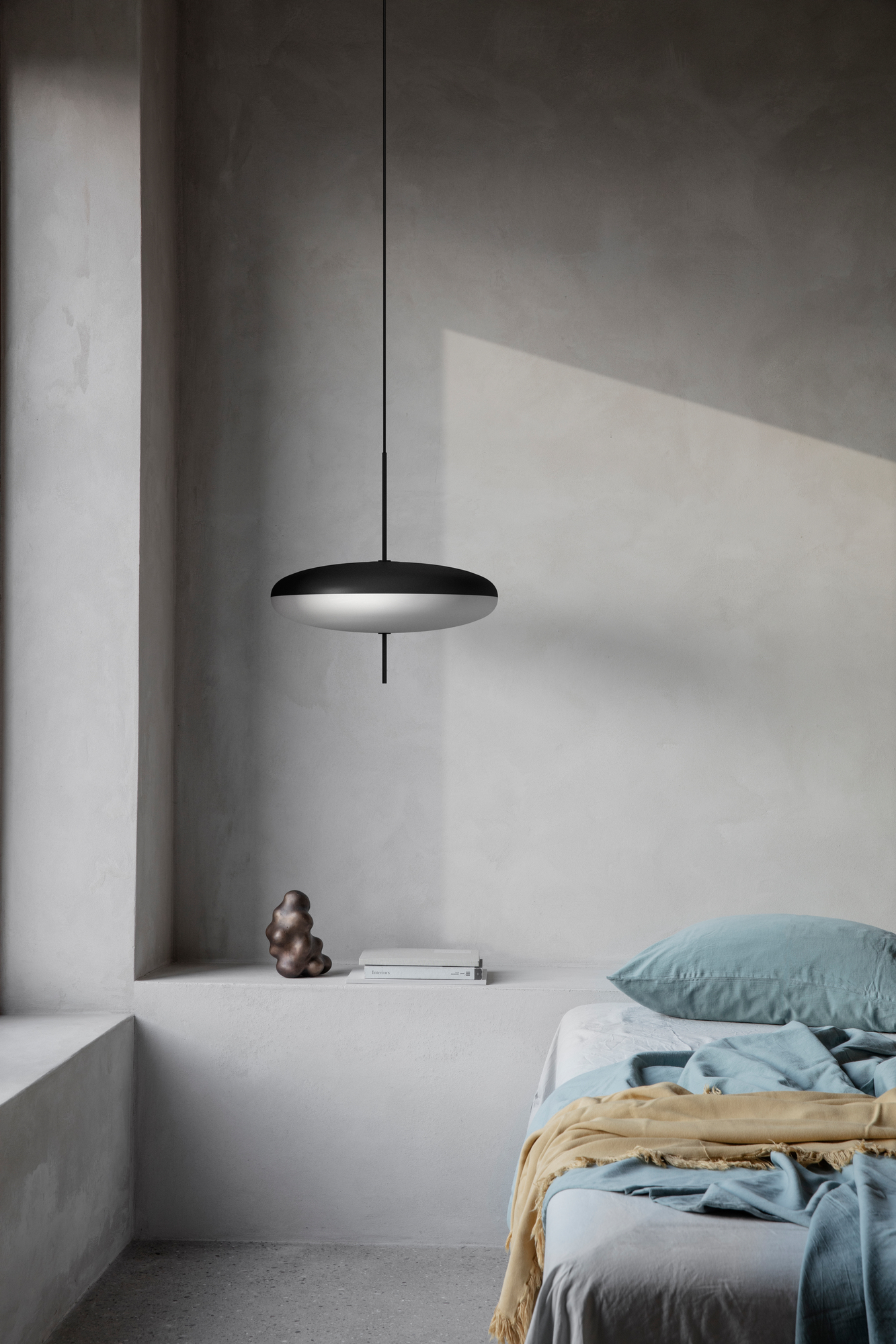 Model 2065 Deckenleuchte Schwarz und Weiß Diffusor Schwarze Hardware Schwarzes Kabel Astep EINZELSTÜCK 