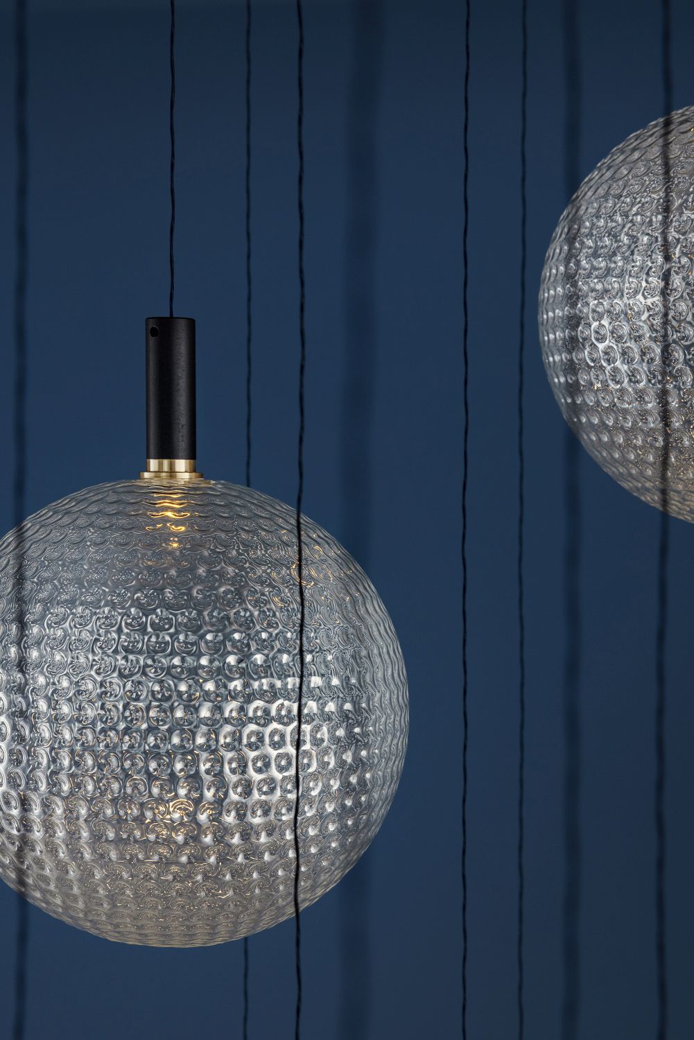 Nahaufnahme der Par 18 Chandelier Hängeleuchte von Catellani & Smith, silberne Kugel mit Struktur.