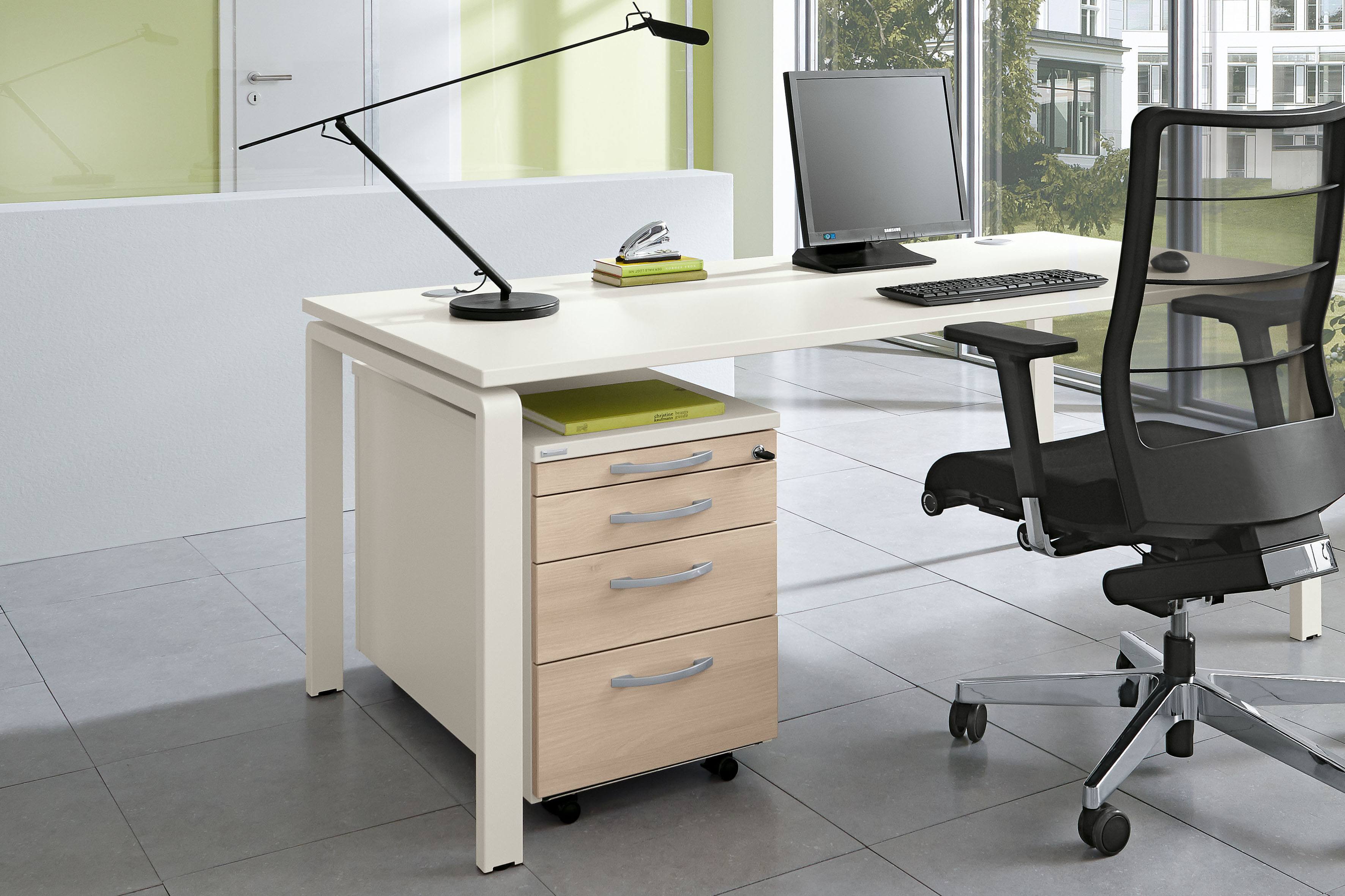 Palmberg Orga Plus: Mobilcontainer aus Holz mit drei Schubladen unter Schreibtisch im Büro.