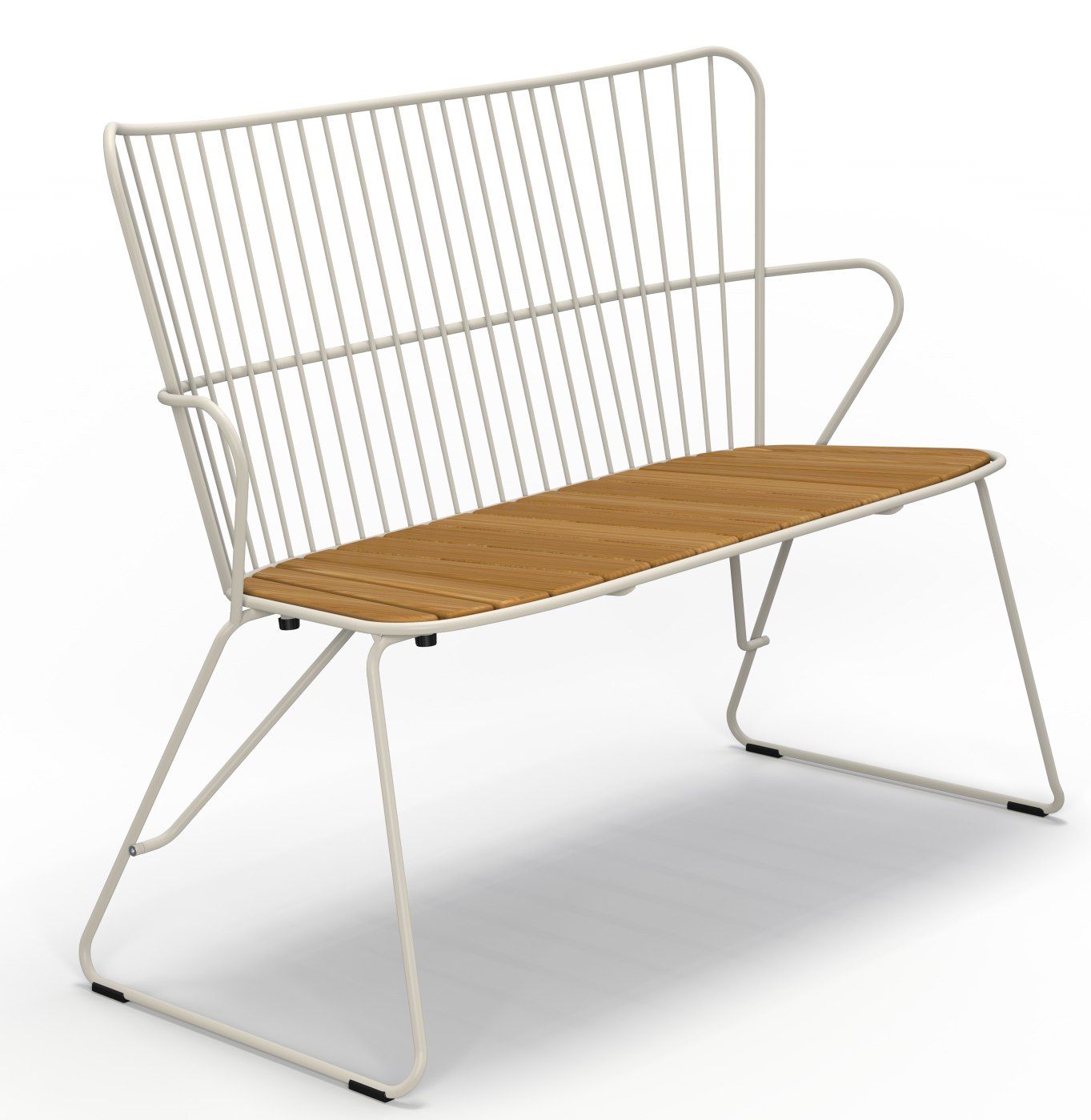 Weiße Paon Gartenbank von Houe mit Holzlatten-Sitzfläche für den Außenbereich. Outdoor Bank für Terrasse.