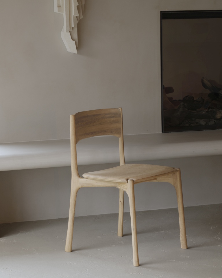 Ethnicraft PI Dining Chair ohne Armlehne, heller Holzstuhl im minimalistischen Design für Esszimmer und Wohnbereich.