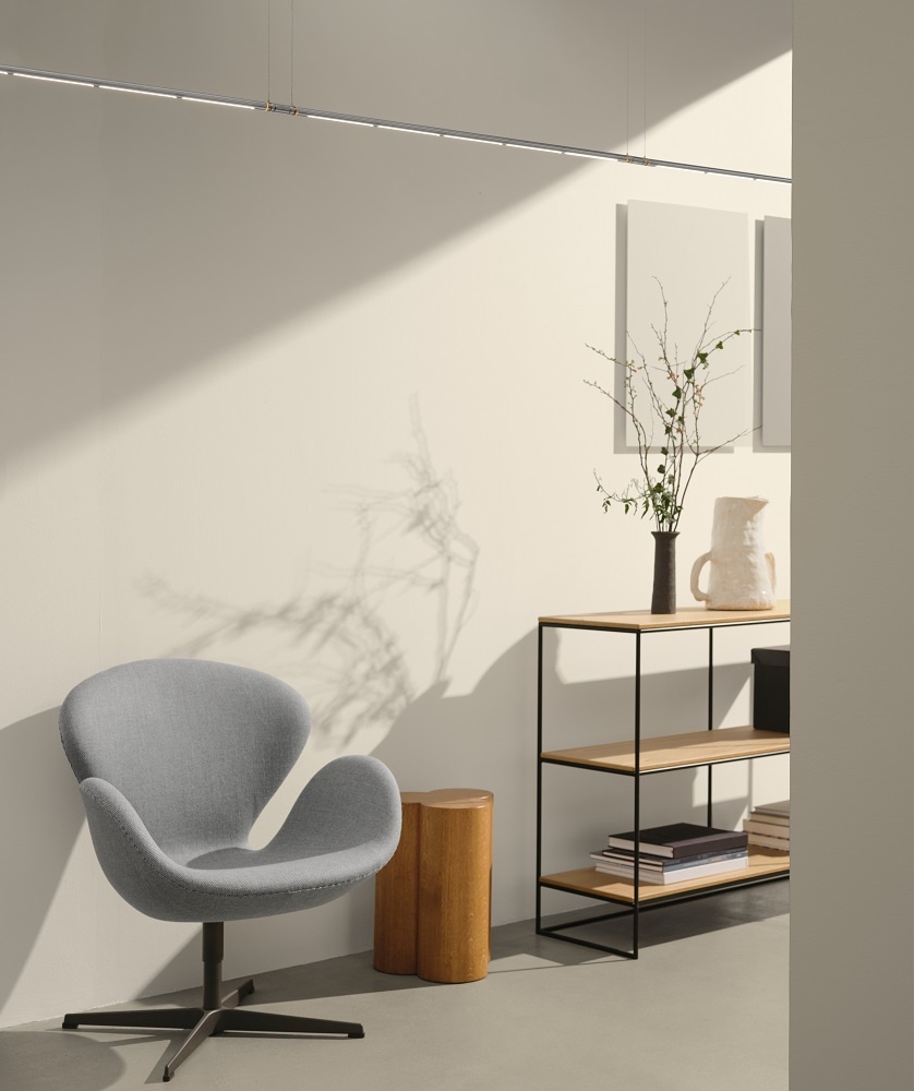 Helle Raumansicht mit Oneline™ Hängeleuchte von Fritz Hansen, Designlampe für modernes Wohnen.
