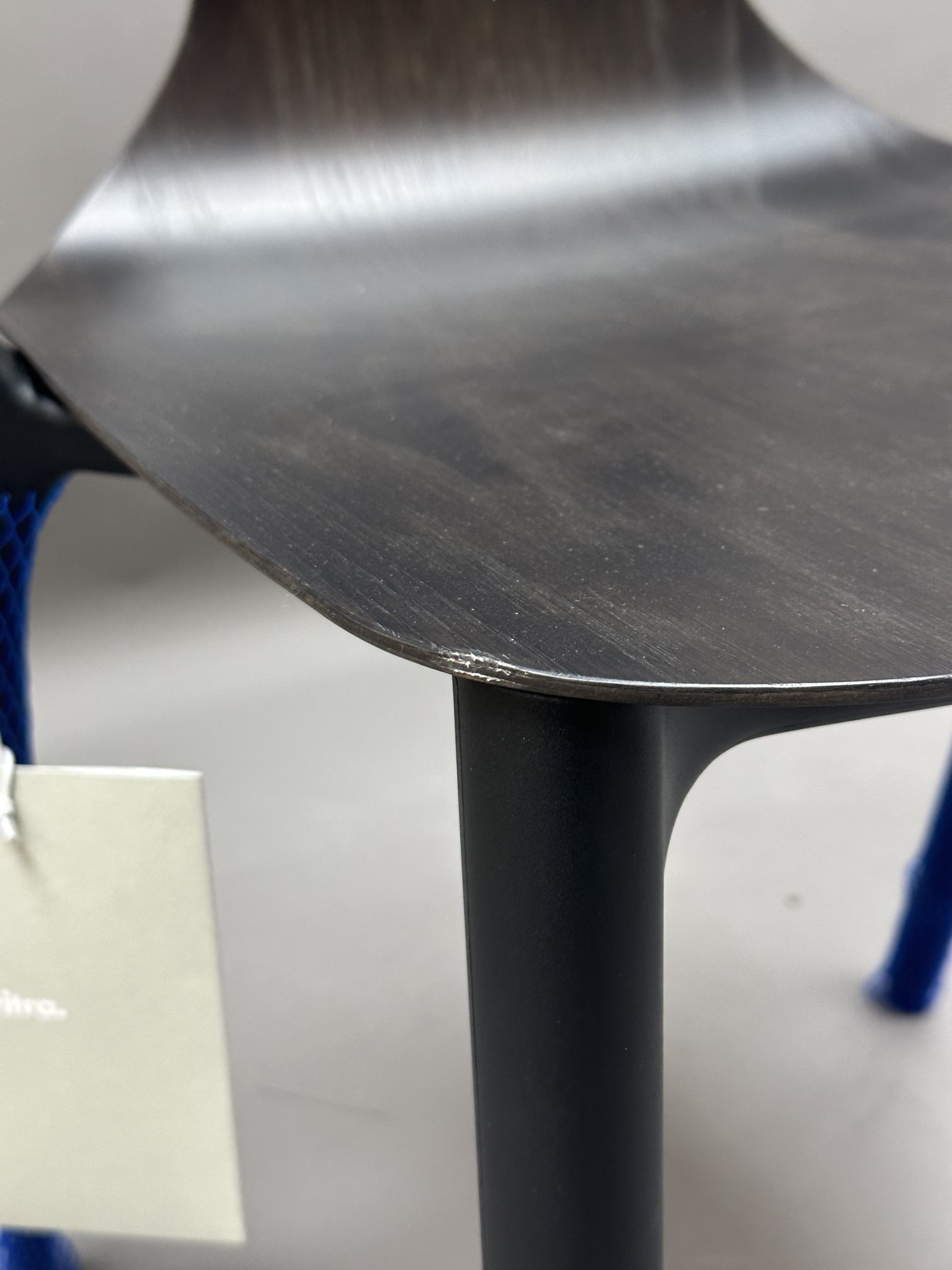 Belleville Armchair Wood Stuhl GESTELL TIEFSCHWARZ / SITZSCHALE EICHE DUNKEL Vitra MÄNGELEXEMPLAR