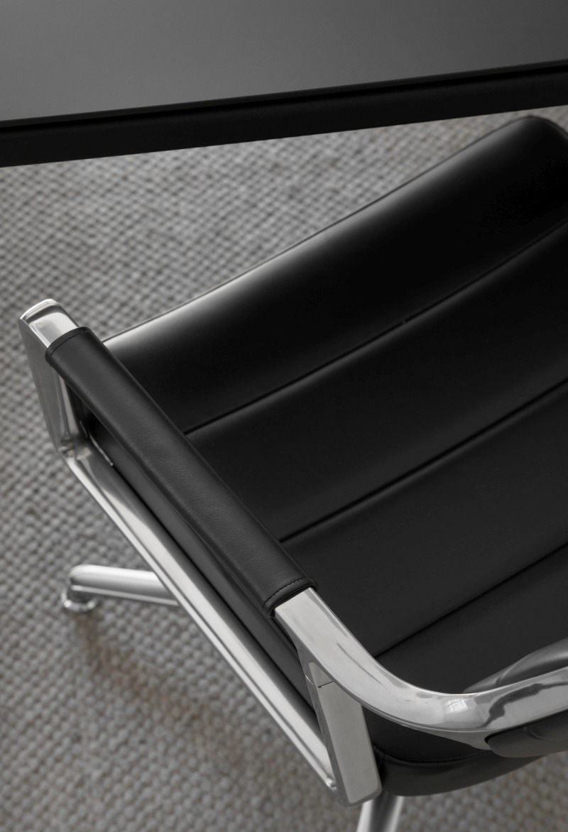 VIPP453 Swivel Chair Stuhl mit Gleitern schwarzes Leder / polierter Alurahmen Vipp