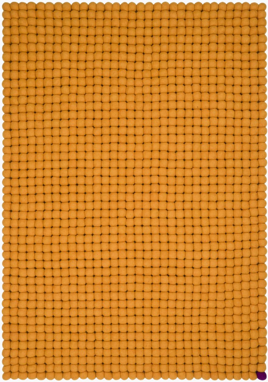 Goldener myfelt Filzteppich "Big One", rechteckig, 140x200 cm, aus vielen kleinen Filzkugeln.