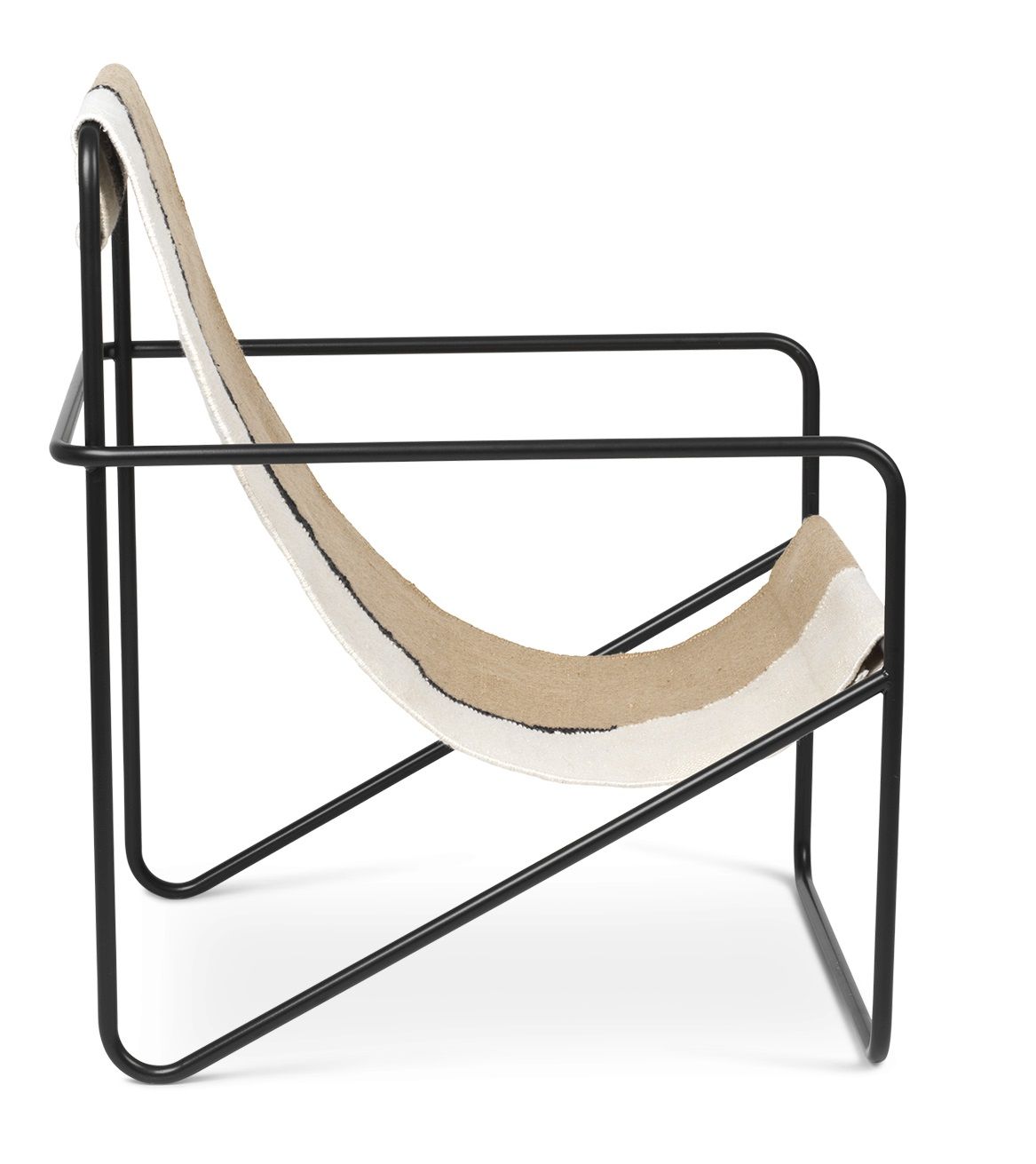 Ferm Living Desert Chair Loungesessel mit schwarzem Metallgestell und beigem Stoffbezug im minimalistischen Design.
