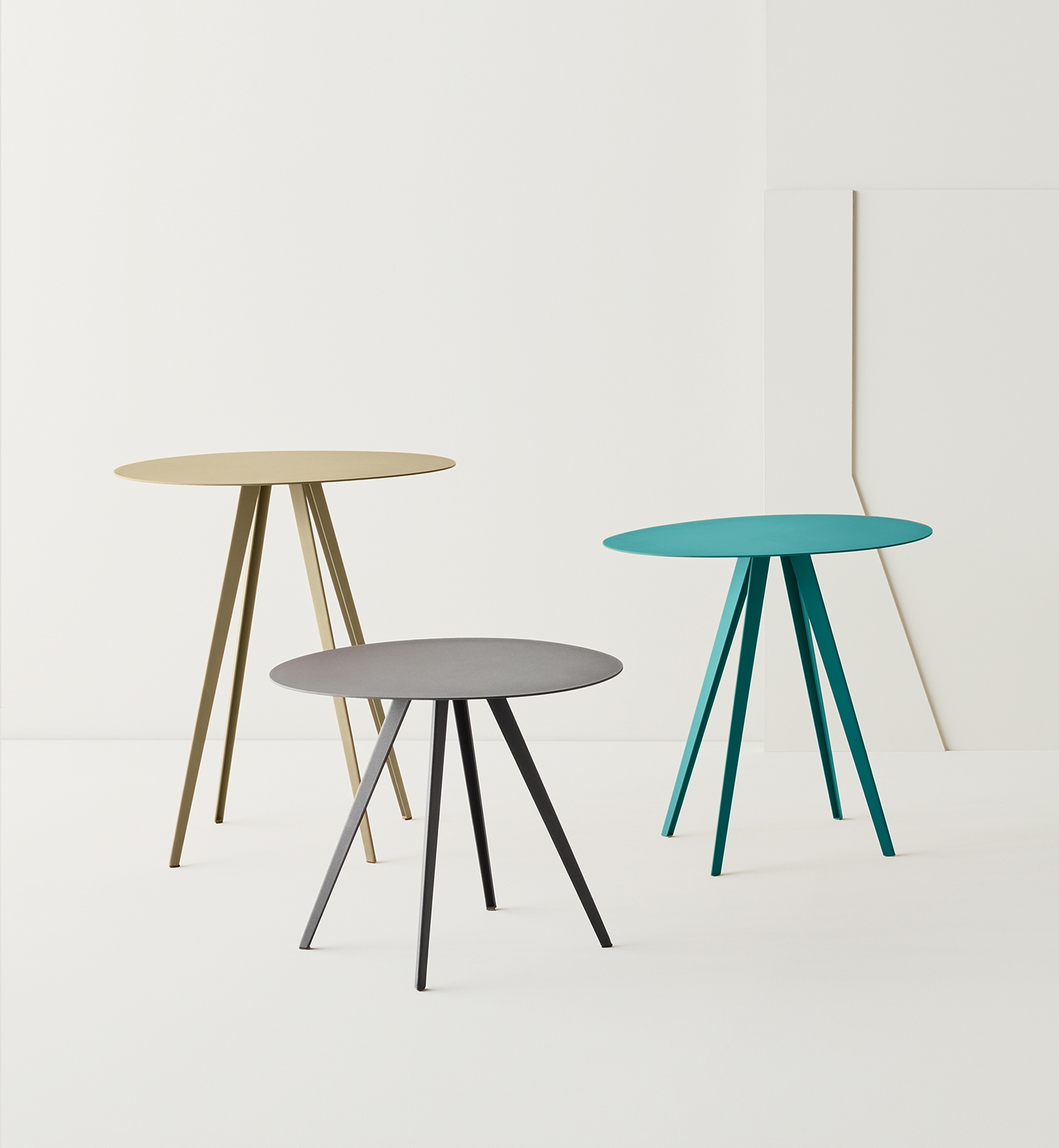 Agorà Beistelltisch in Hellblau von Segis, moderner runder Tisch mit filigranem Metallgestell.