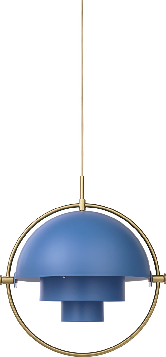 Multi-Lite Pendelleuchte von Gubi, blau mit Messinggestell, moderne Hängelampe für Wohnräume.