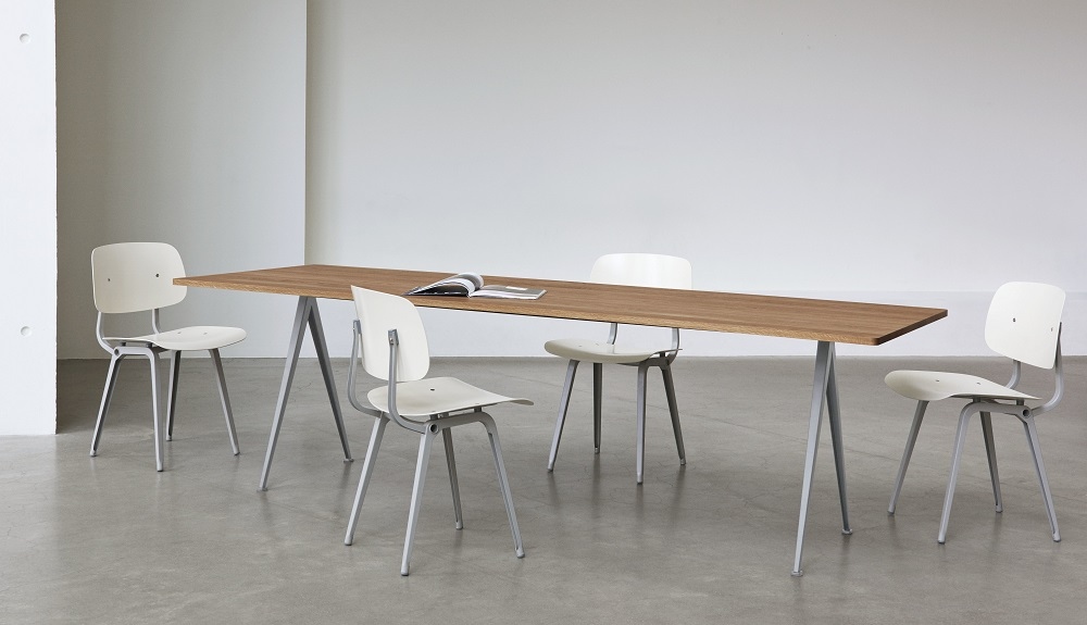 Pyramid Table 02 Esstisch Hay Eiche geräuchert schwarz B 190 x T 85 Pyramid Table 02 Esstisch Hay Eiche geräuchert schwarz B 190 x T 85