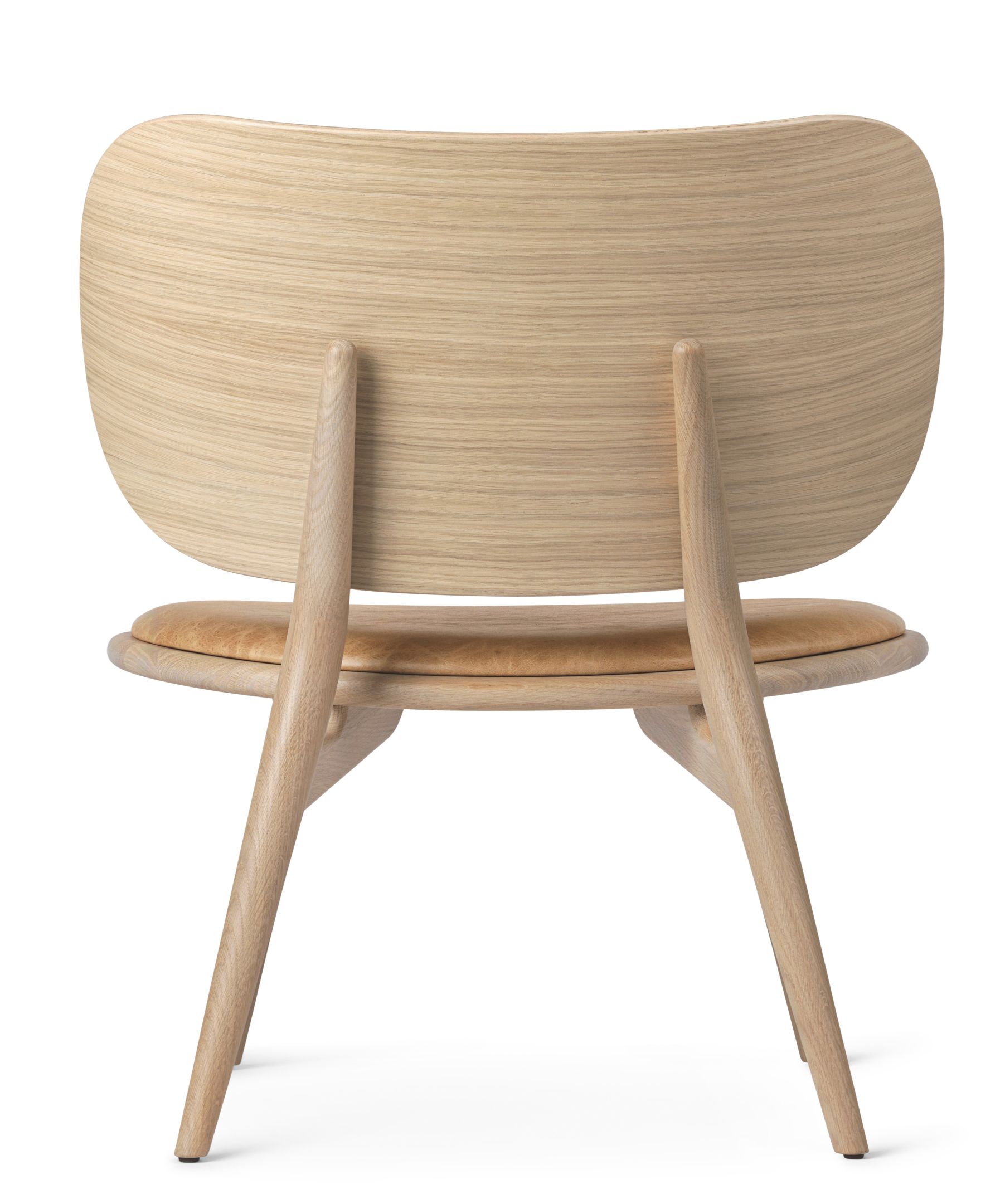 Rückansicht des The Lounge Chair Stuhls von Mater, Eiche matt lackiert mit Ledersitz.