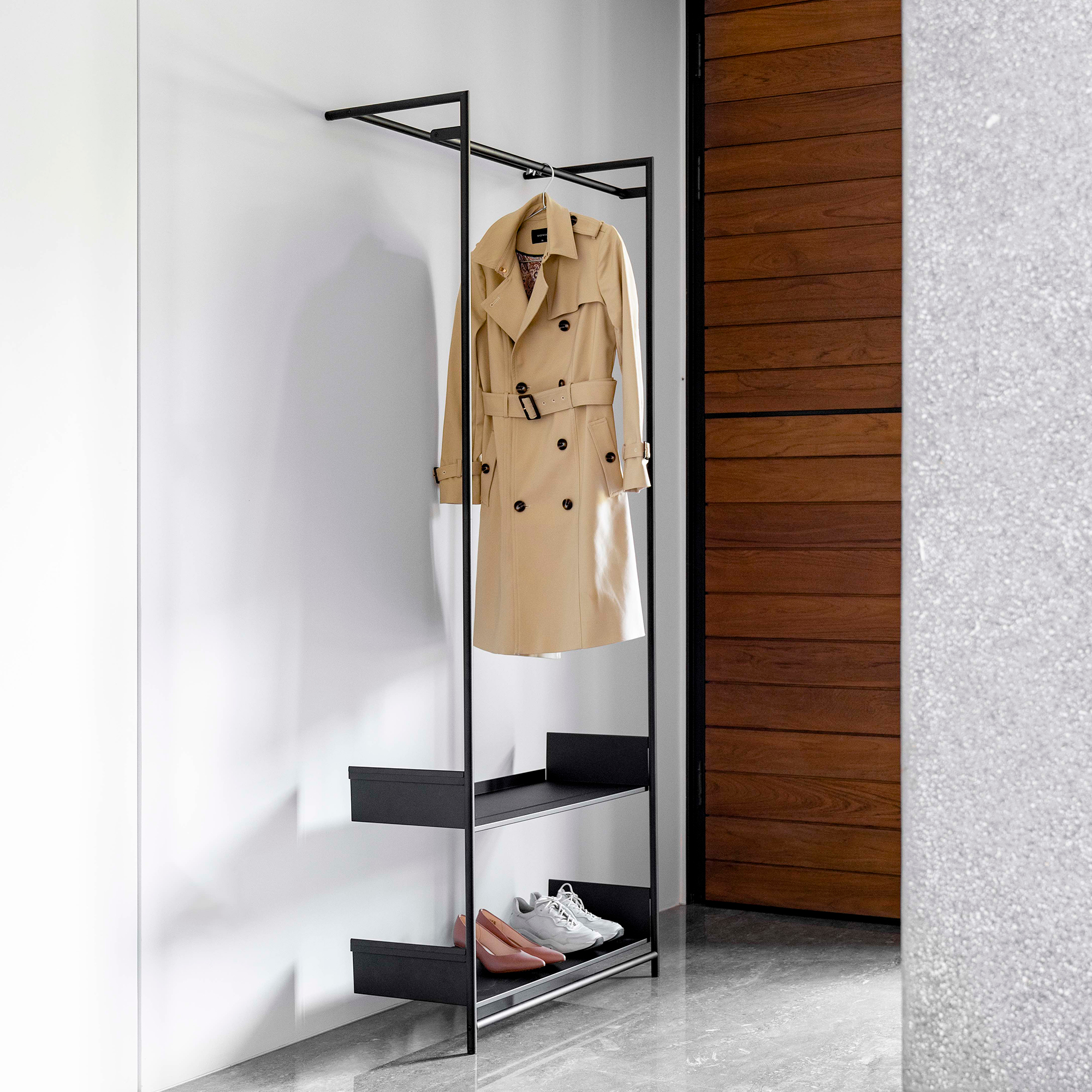 Comba Anlehngarderobe Mox Gestell chrom glanz Tablaren schwarz