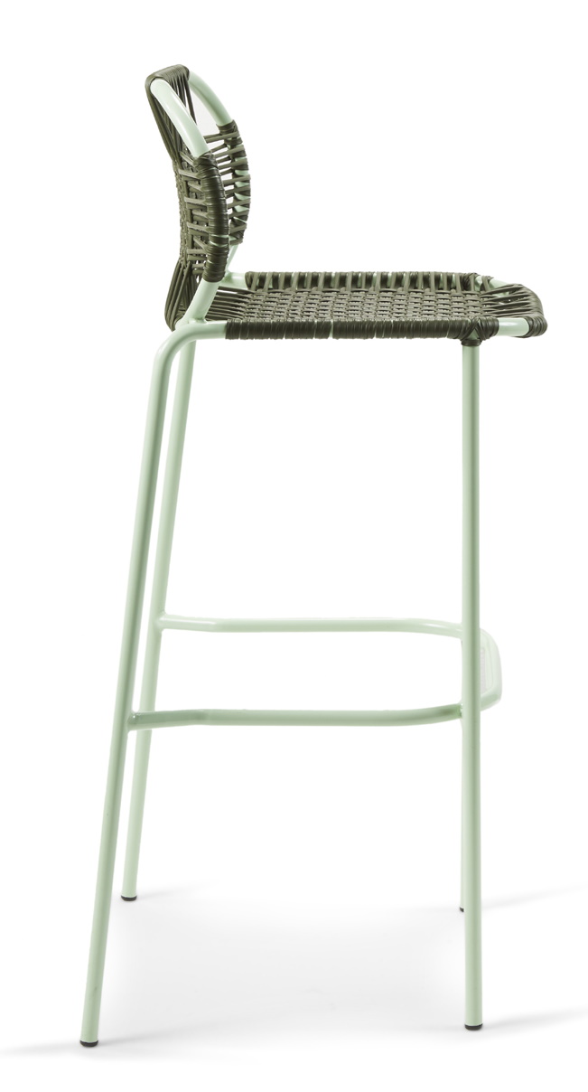 Cielo Barstool: Outdoor Barhocker in Pastellgrün mit olivegrüner Sitzfläche und Rückenlehne.