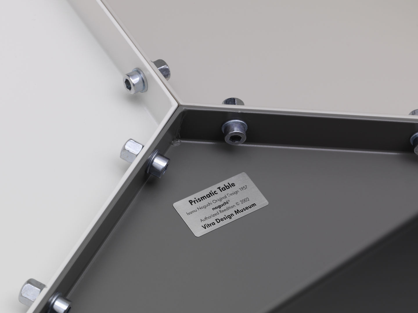 Prismatic Table Beistelltisch geometrisch Vitra