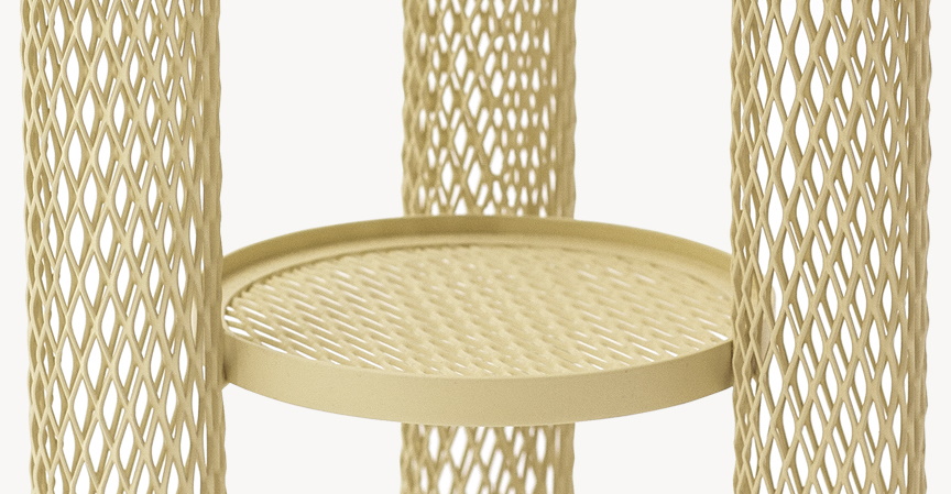 Detailaufnahme des perlweißen Net Beistelltisches von Moroso mit filigranem, netzartigem Design und runder Ablagefläche.