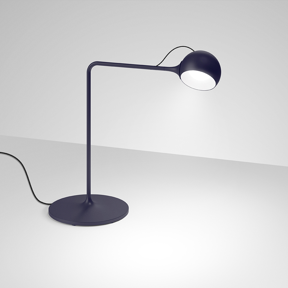 Ixa Tischleuchte blau Artemide