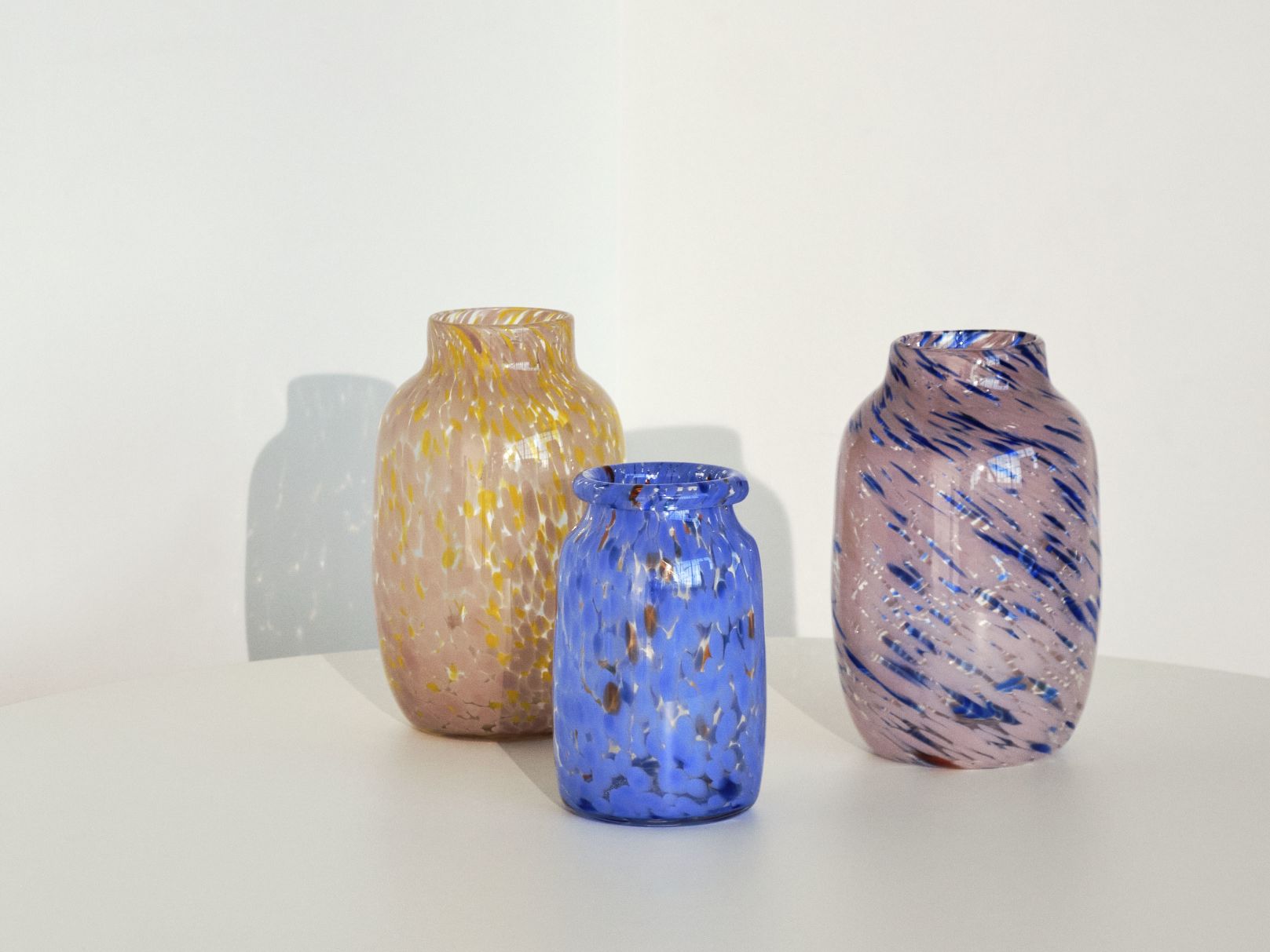 Splash Vase Round L Hell pink und blau Hay EINZELSTÜCK