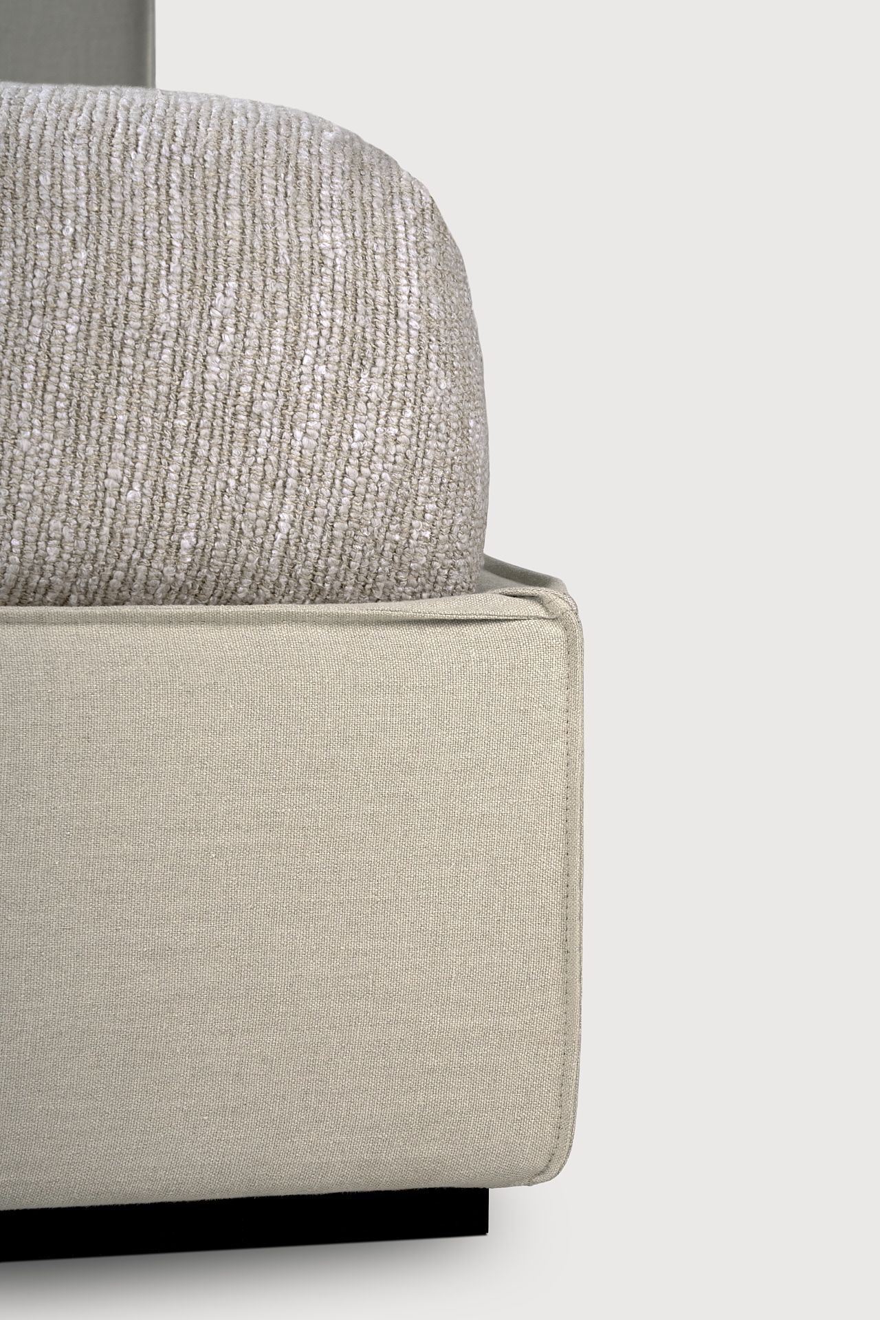 Detailaufnahme: Revive Bett von Ethnicraft mit abnehmbarem, beigem Stoffbezug und Textilkopf.