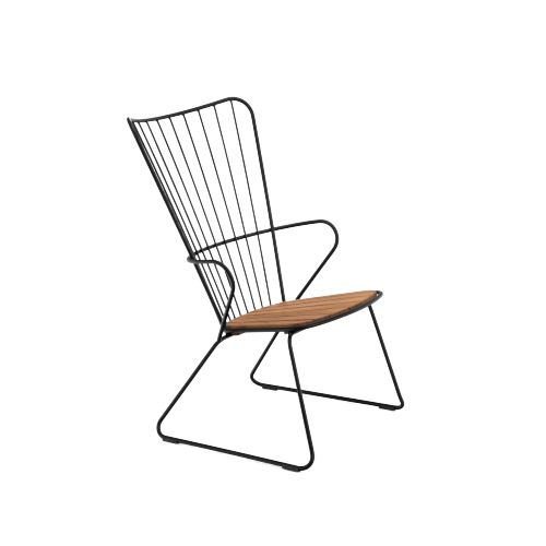 Schwarzer Paon Outdoor Lounge Chair von Houe mit Armlehnen und Holz-Sitzfläche, freigestellt.