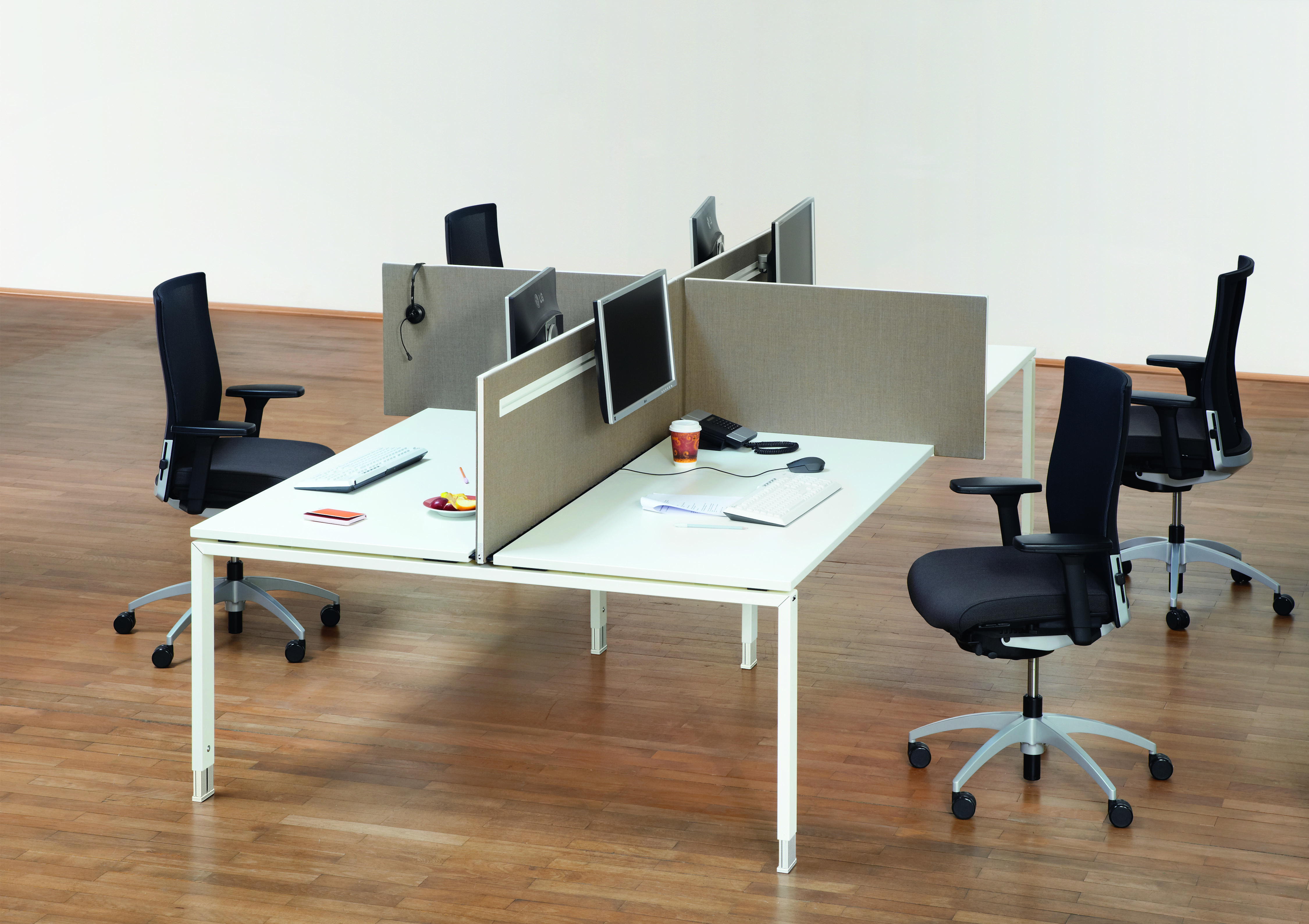 Büroarbeitsplätze mit weißen Tischen, Trennwänden und schwarzen Bürostühlen. König+Neurath DOIT4 Tischsystem für moderne Büros.