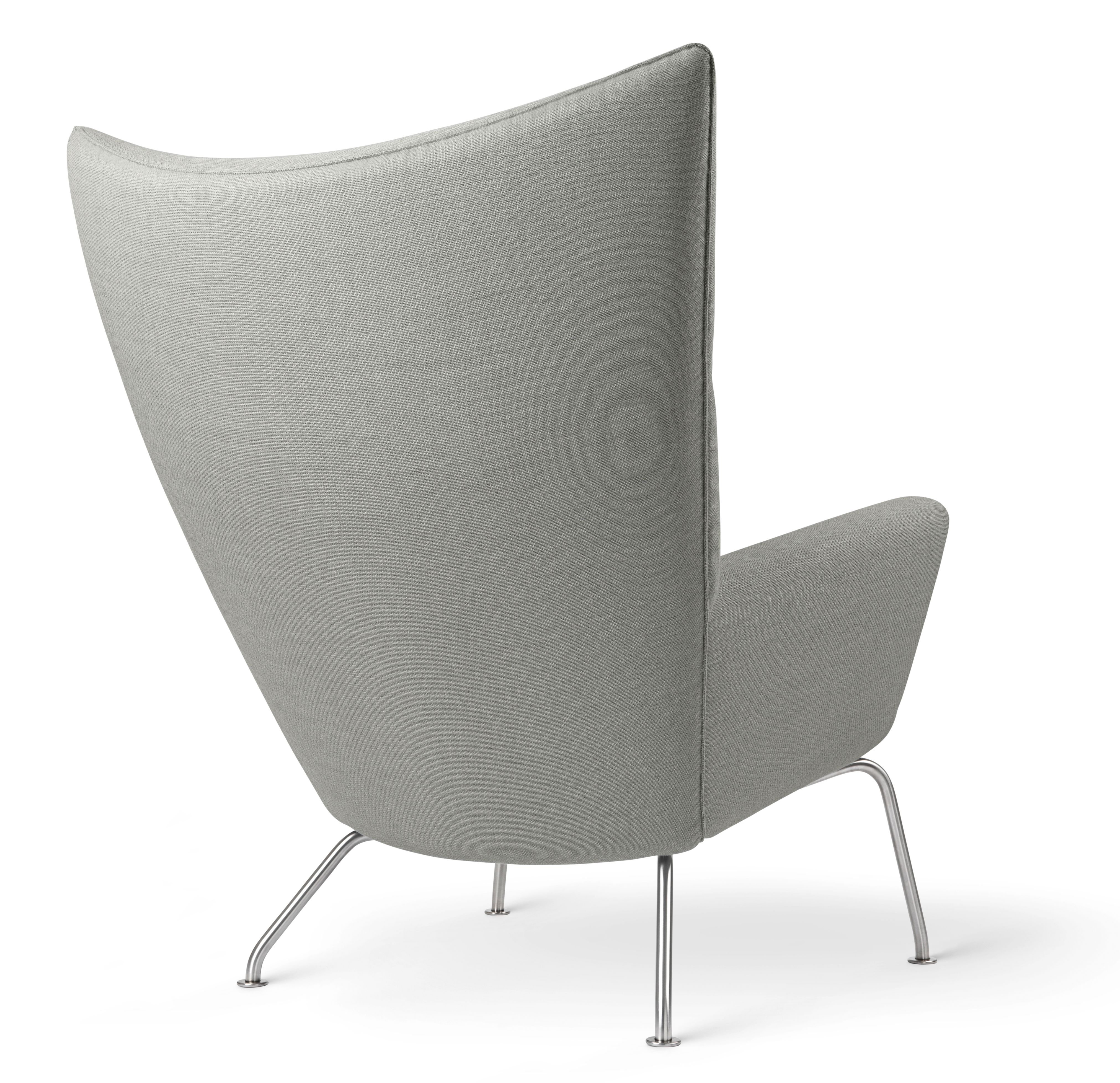 Rückansicht des CH445 Sessels, ein grauer Design-Sessel mit Stahlbeinen von Carl Hansen.