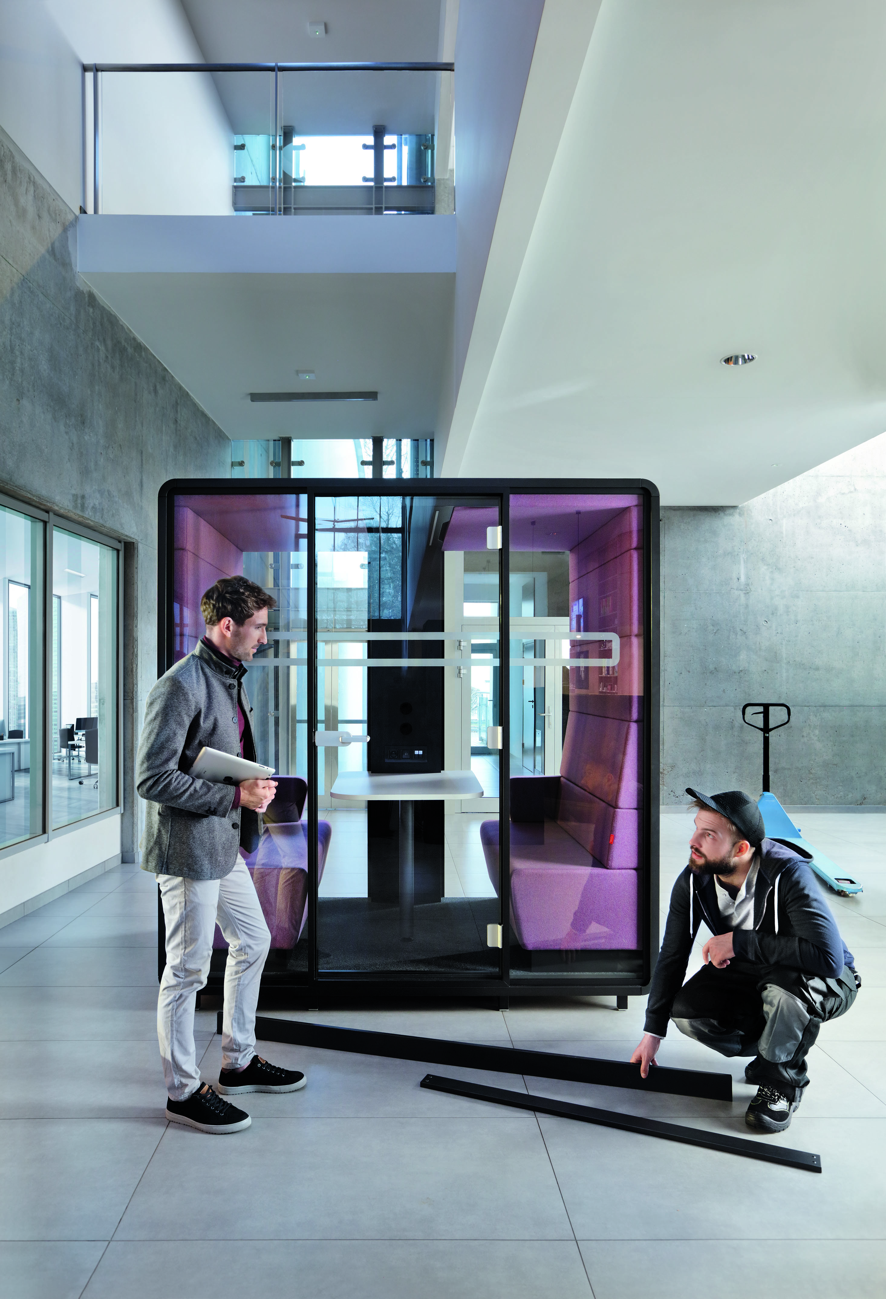 HushMeet Meetingbox von Mikomax im Büro: Schallgedämmter Besprechungsraum mit zwei Personen.