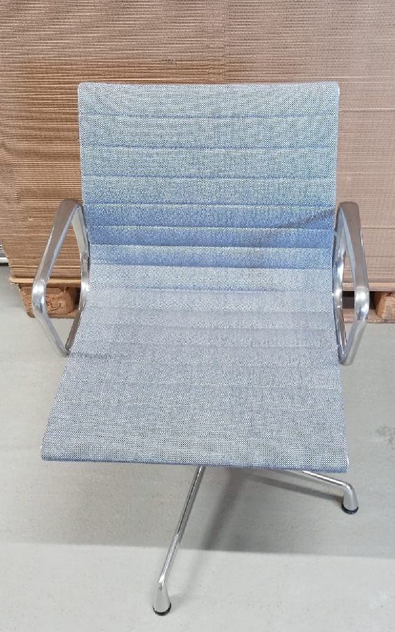 Aluminium Chair EA 104 / EA104 Stuhl DUNKELBLAU/ELFENBEIN Vitra AUSSTELLUNGSSTÜCK / GEBRAUCHTMÖBEL