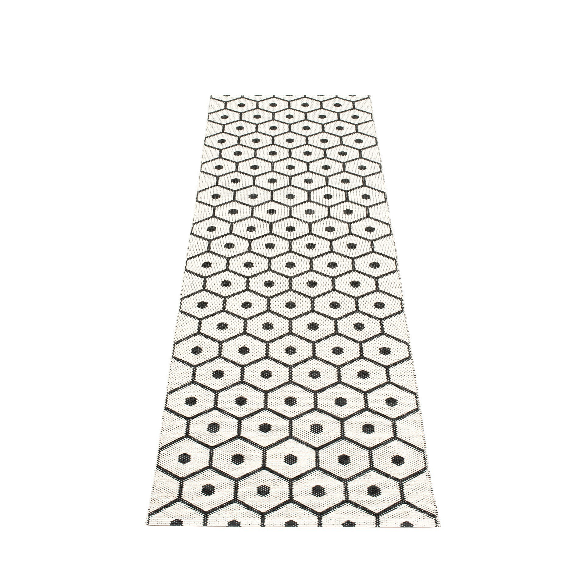 Pappelina Honey Kunststoffteppich in Schwarz und Vanille mit geometrischem Wabenmuster, 70x225 cm.