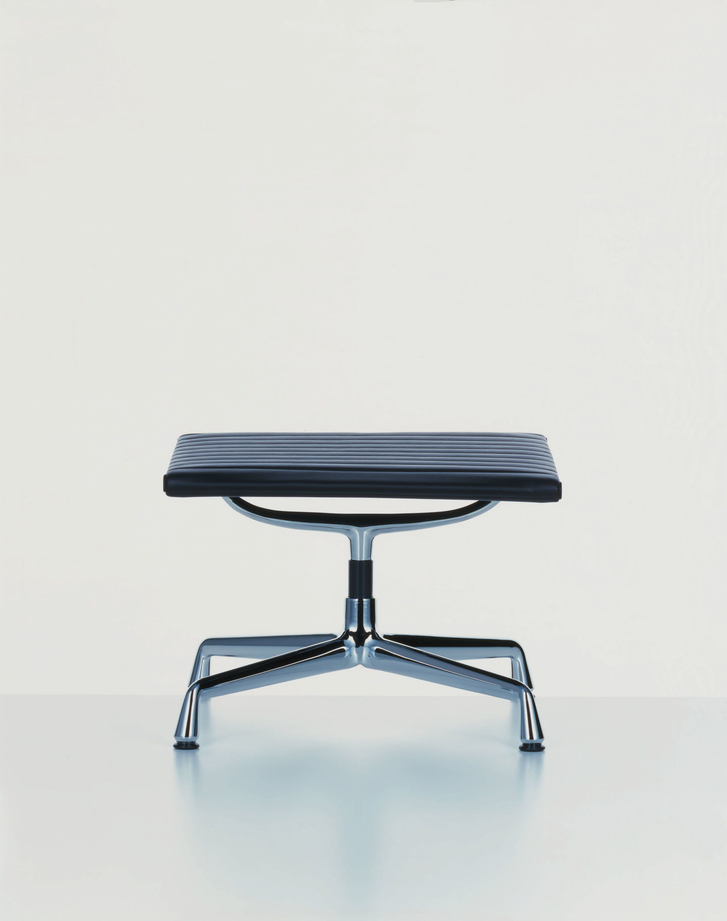 Aluminium Chair EA125 / EA 125 Hocker Vitra