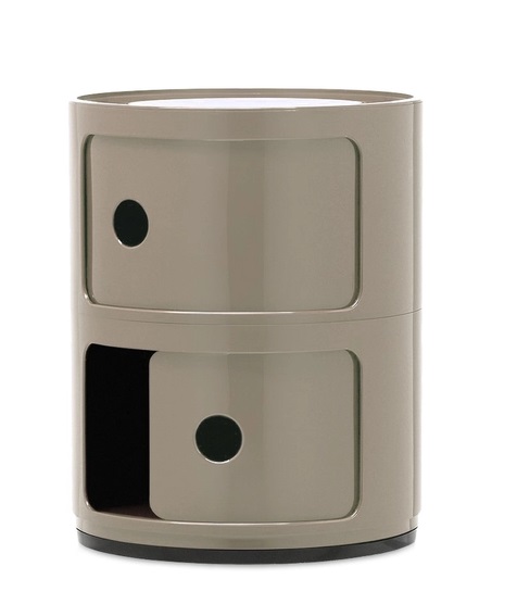 Beige Kartell Componibili 2er Element Container mit runden Fächern und einer offenen Tür.