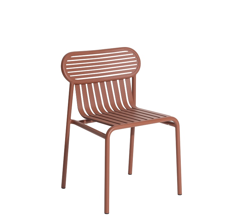 Week-End Stuhl von Petite Friture, terracottafarbener Gartenstuhl mit Lattenmuster aus pulverbeschichtetem Aluminium.